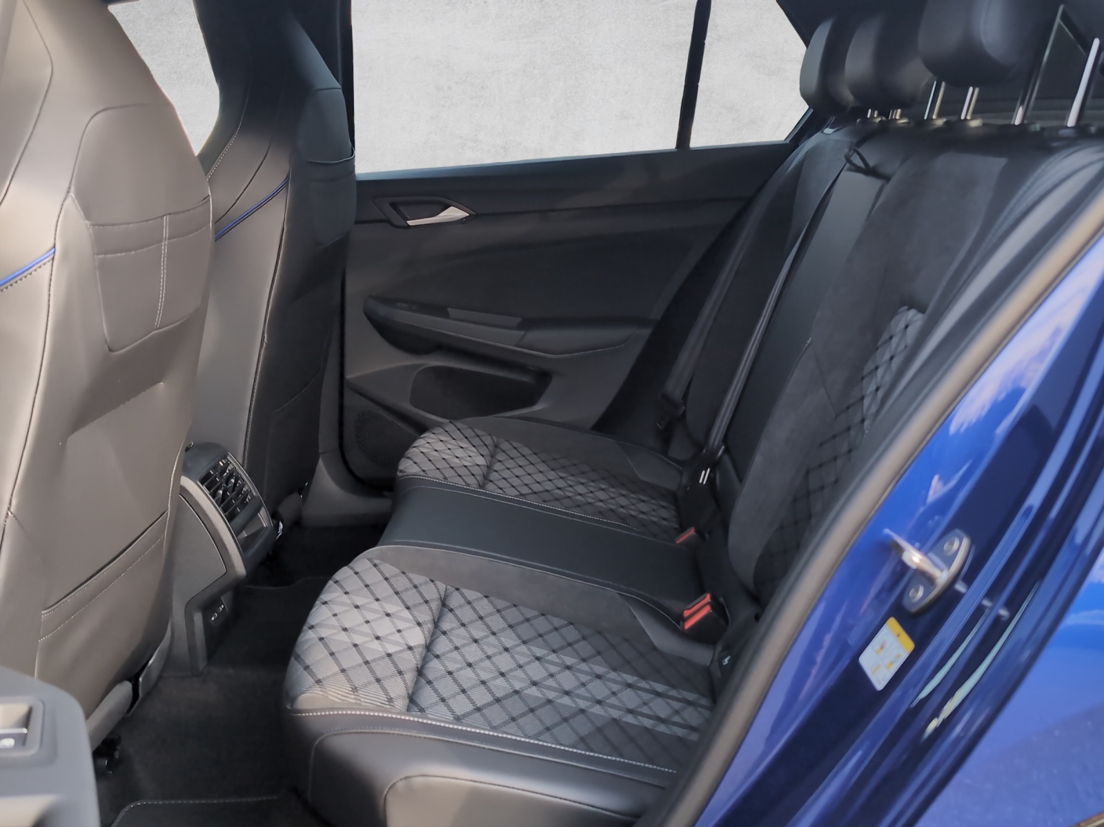 VW Golf R-Line 4 Motion-image-9