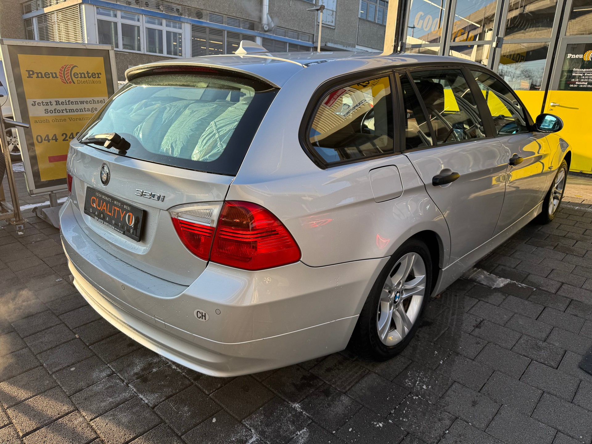 BMW 320i Touring-image-2