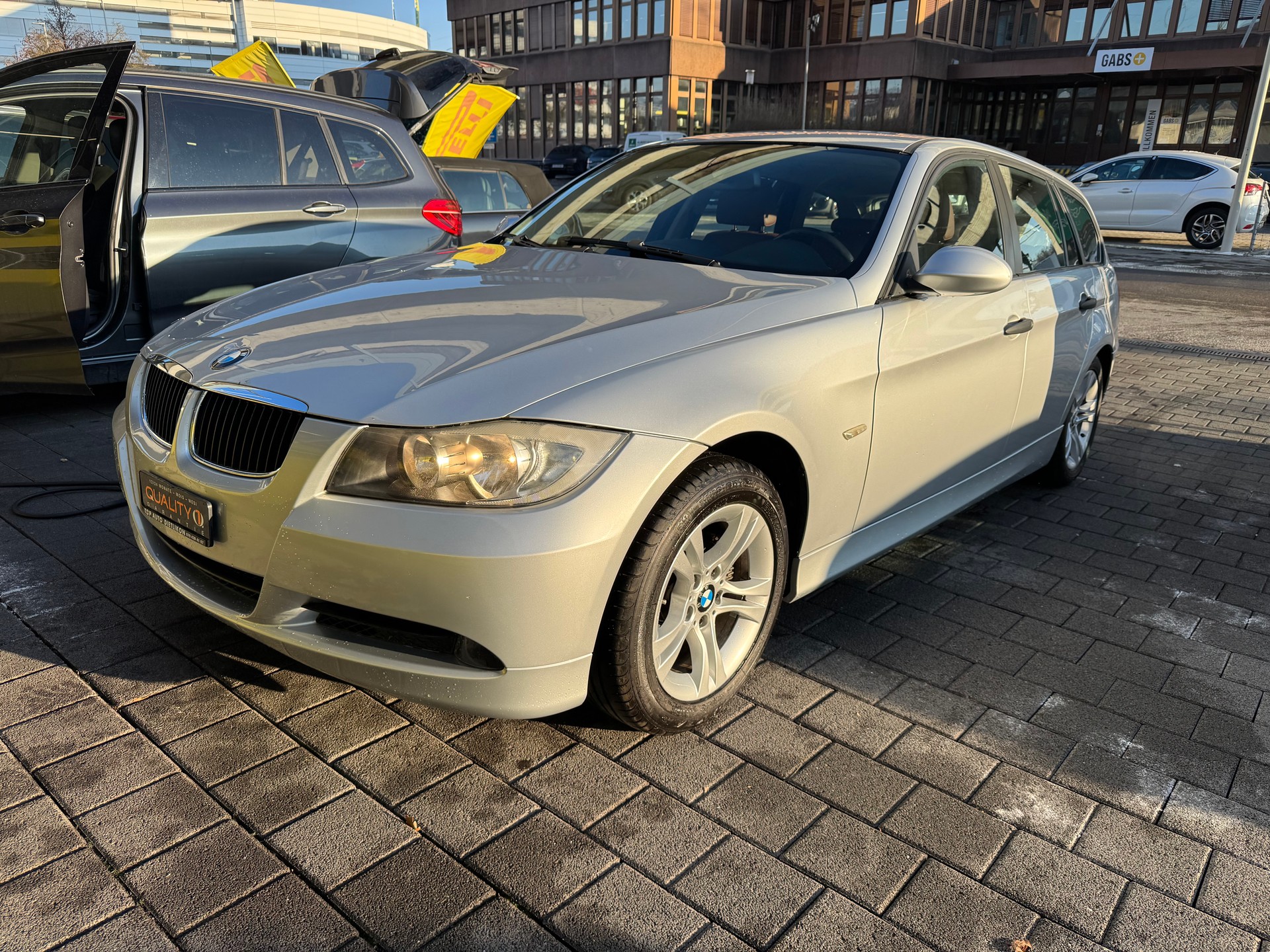 BMW 320i Touring-image-0
