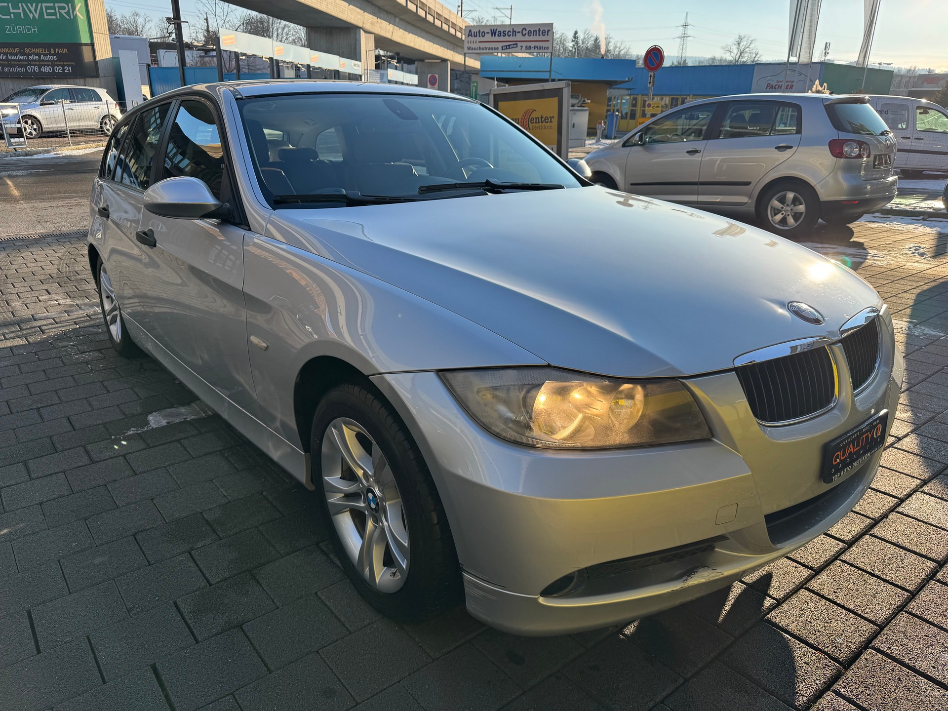 BMW 320i Touring-image-1