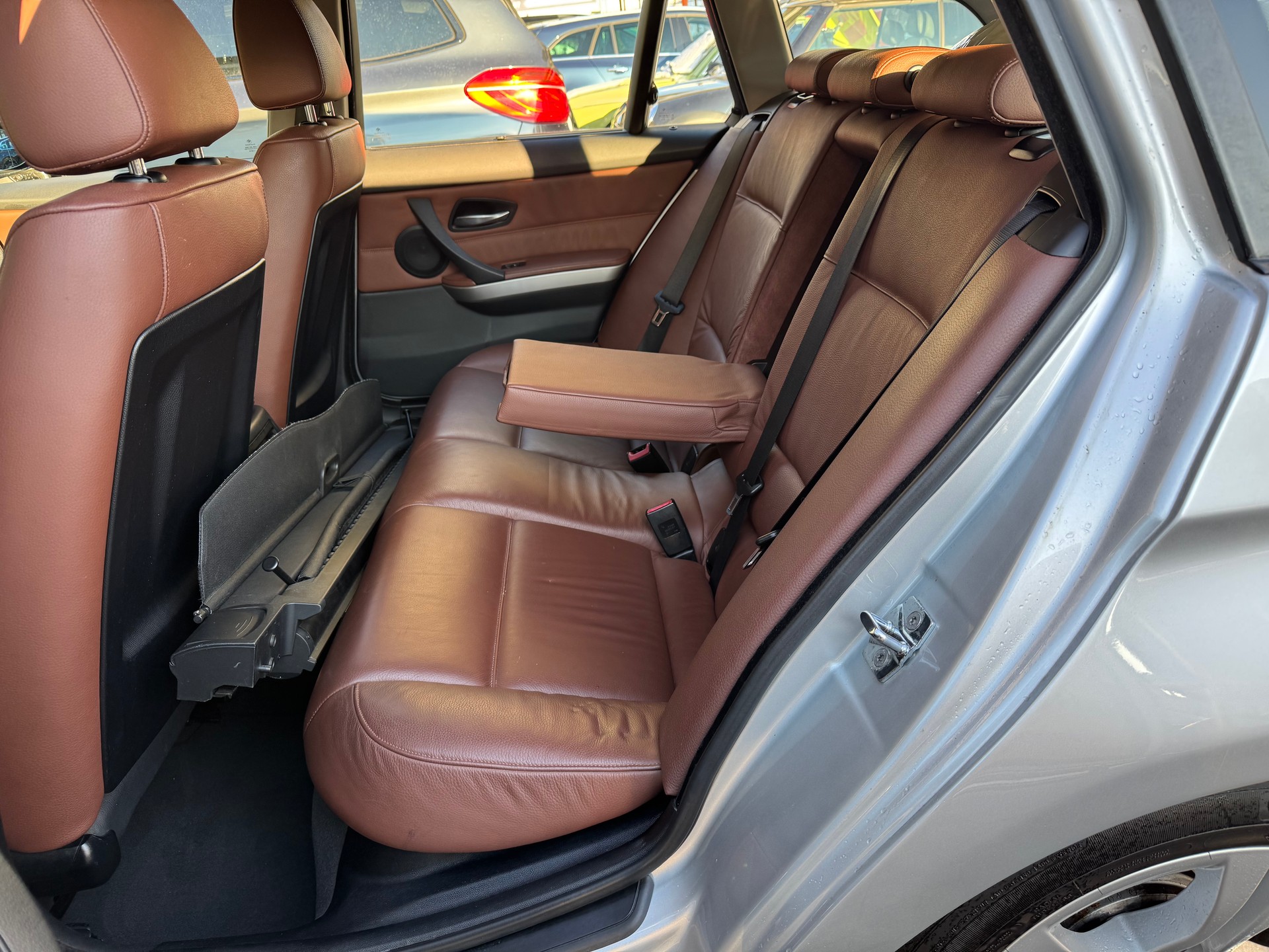 BMW 320i Touring-image-3