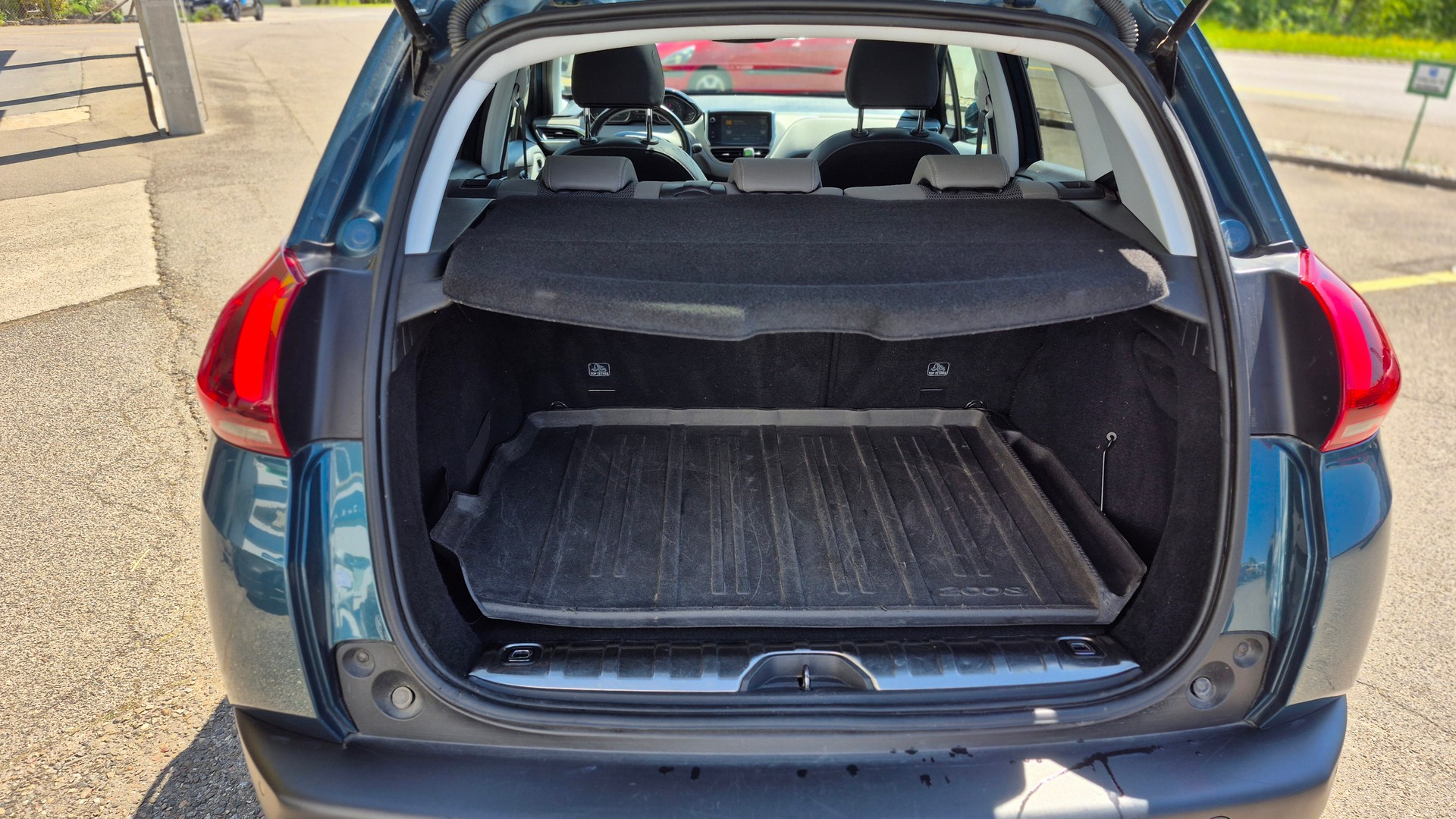 PEUGEOT 2008 1.2 PureTech Allure EAT6-image-5