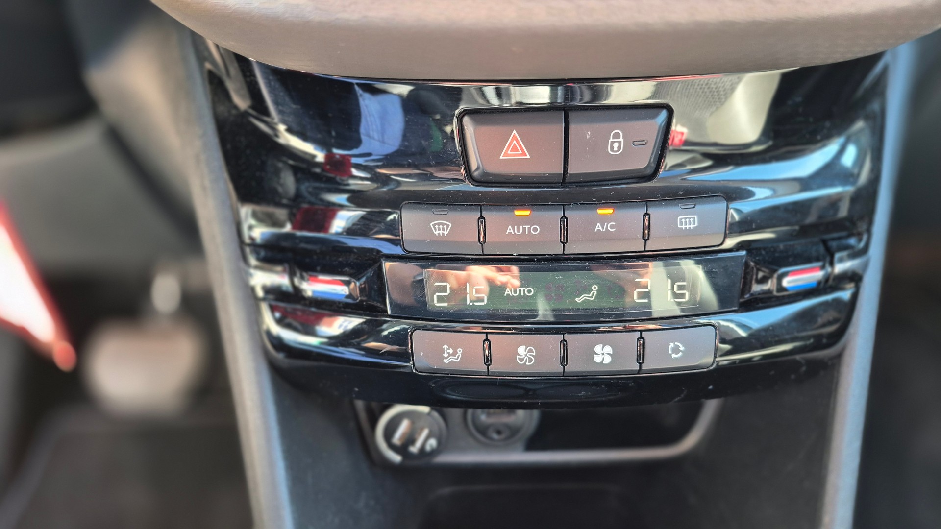PEUGEOT 2008 1.2 PureTech Allure EAT6-image-10