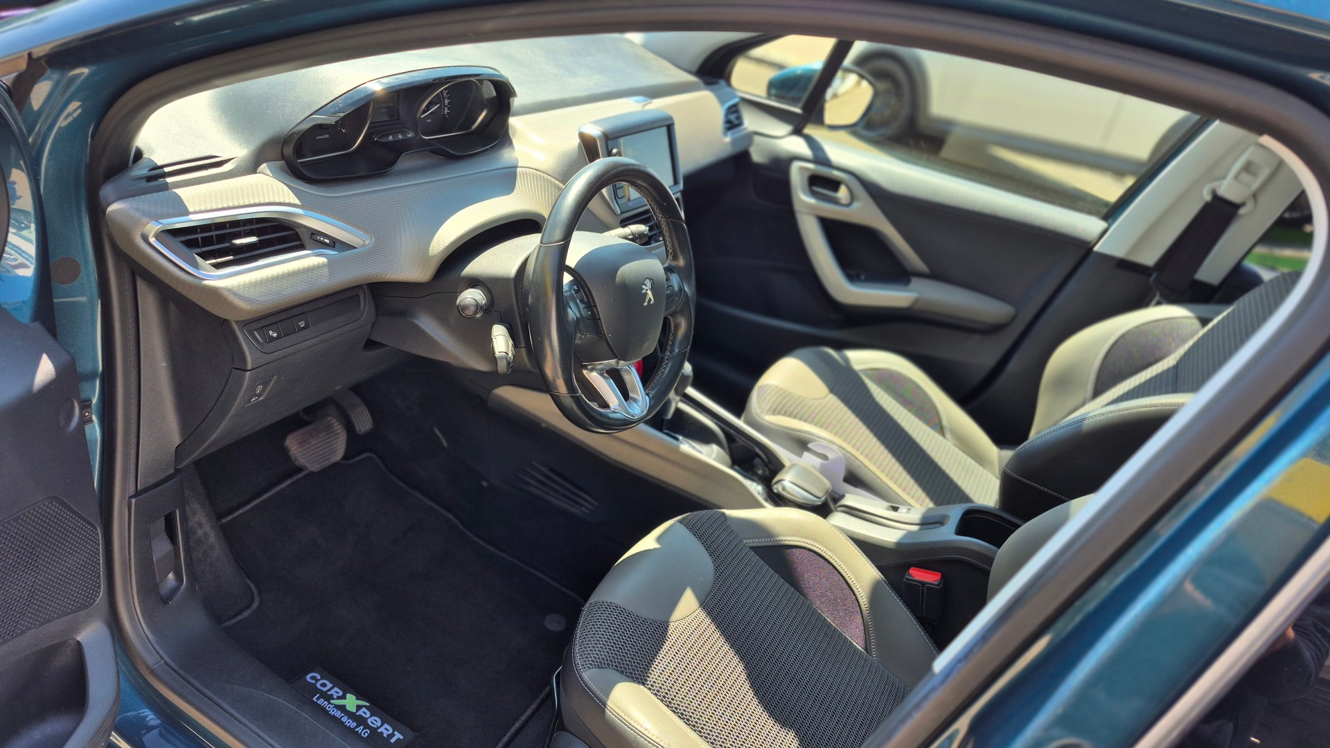 PEUGEOT 2008 1.2 PureTech Allure EAT6-image-8