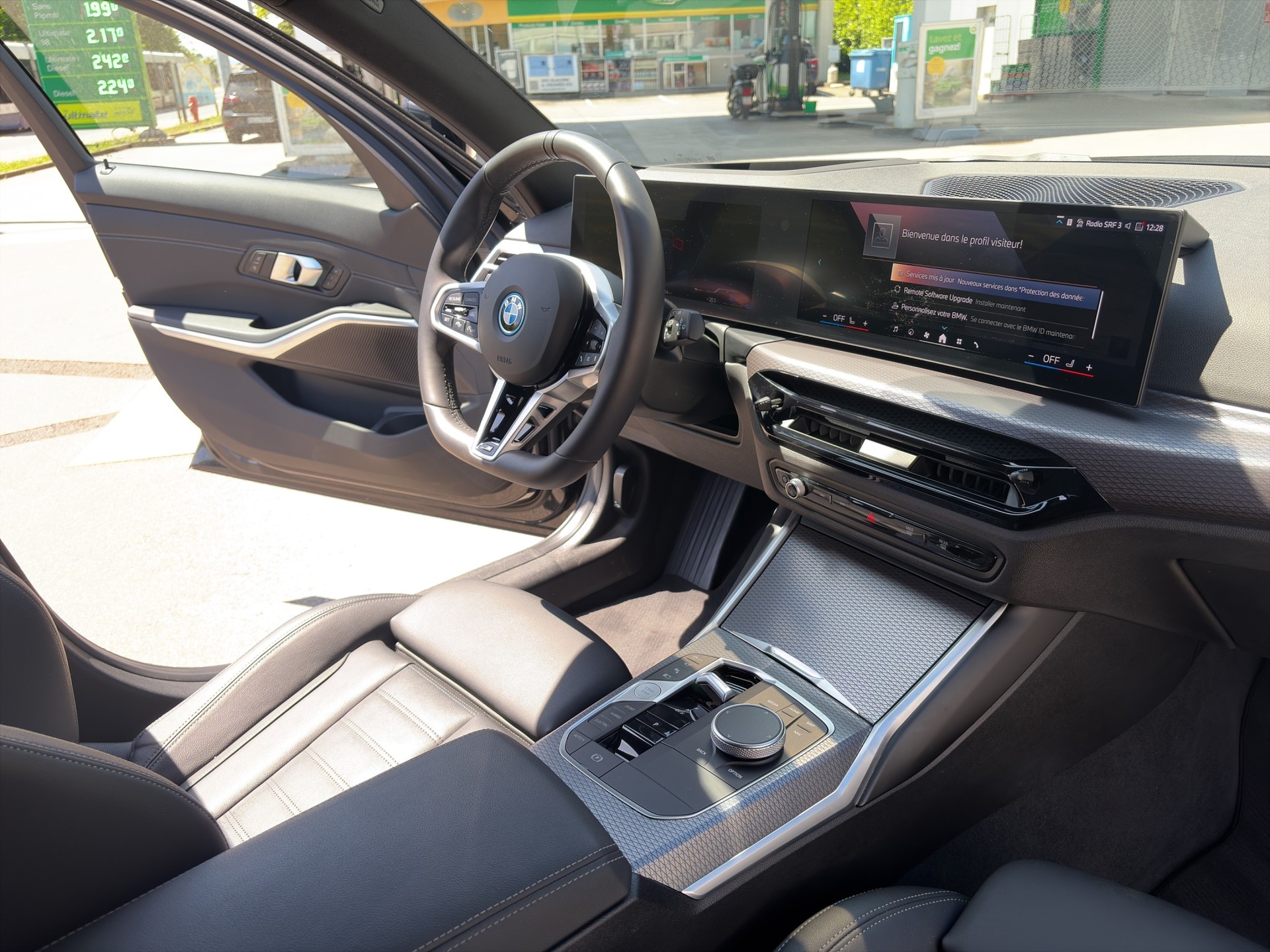 BMW 330e x DriveTouring Steptronic M Sport-image-16