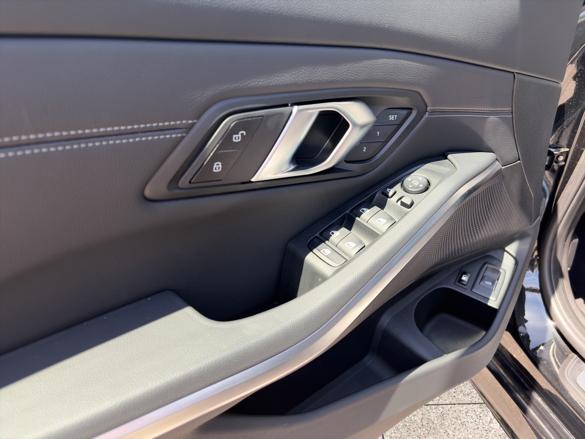 BMW 330e x DriveTouring Steptronic M Sport-image-10