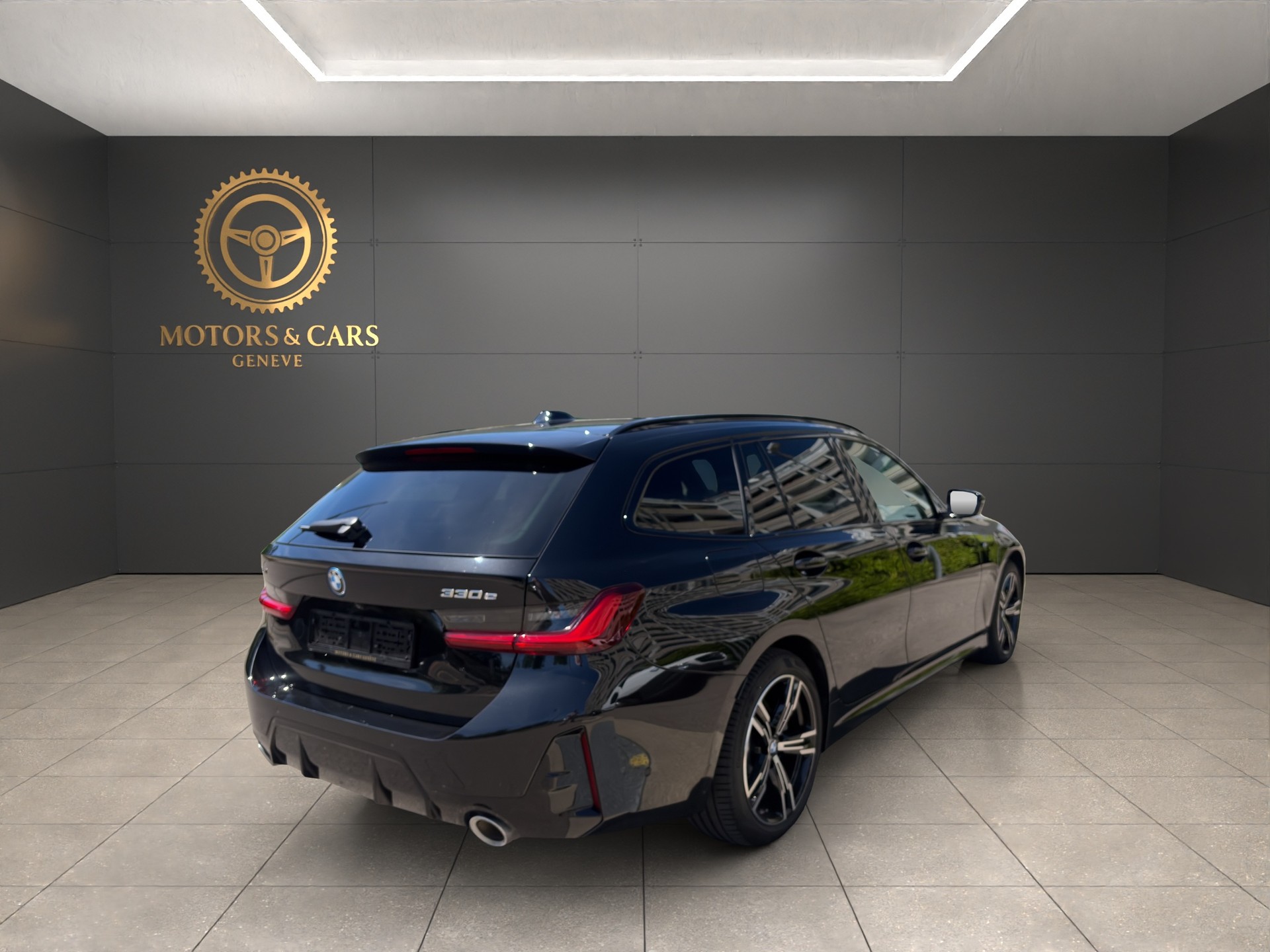 BMW 330e x DriveTouring Steptronic M Sport-image-4