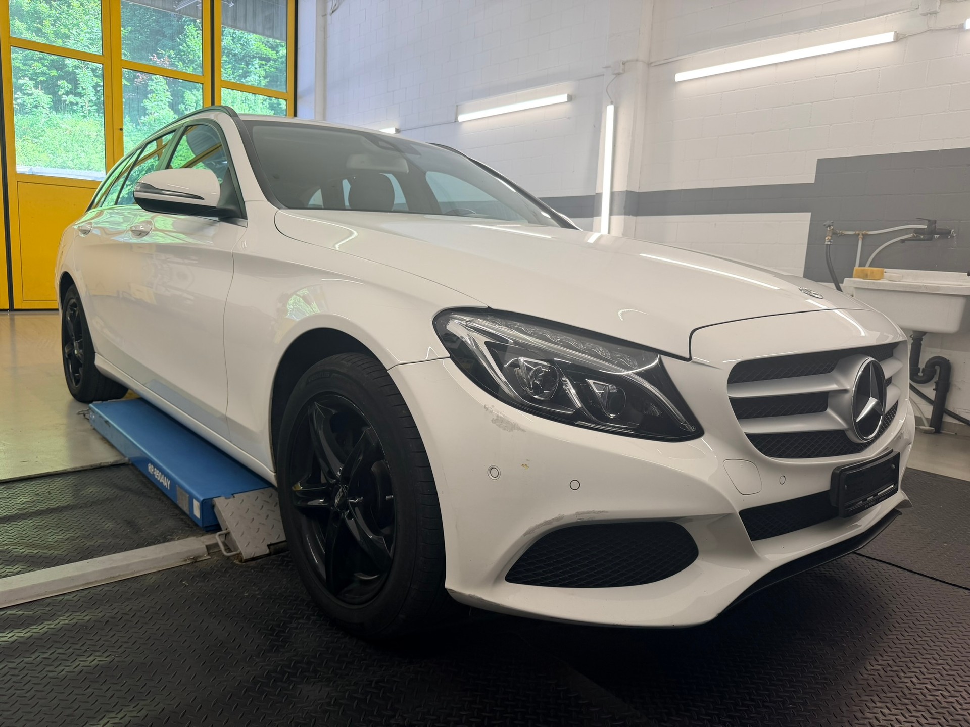 MERCEDES-BENZ C 220 d Swiss Star 4Matic 9G-Tronic-showroom-element-2
