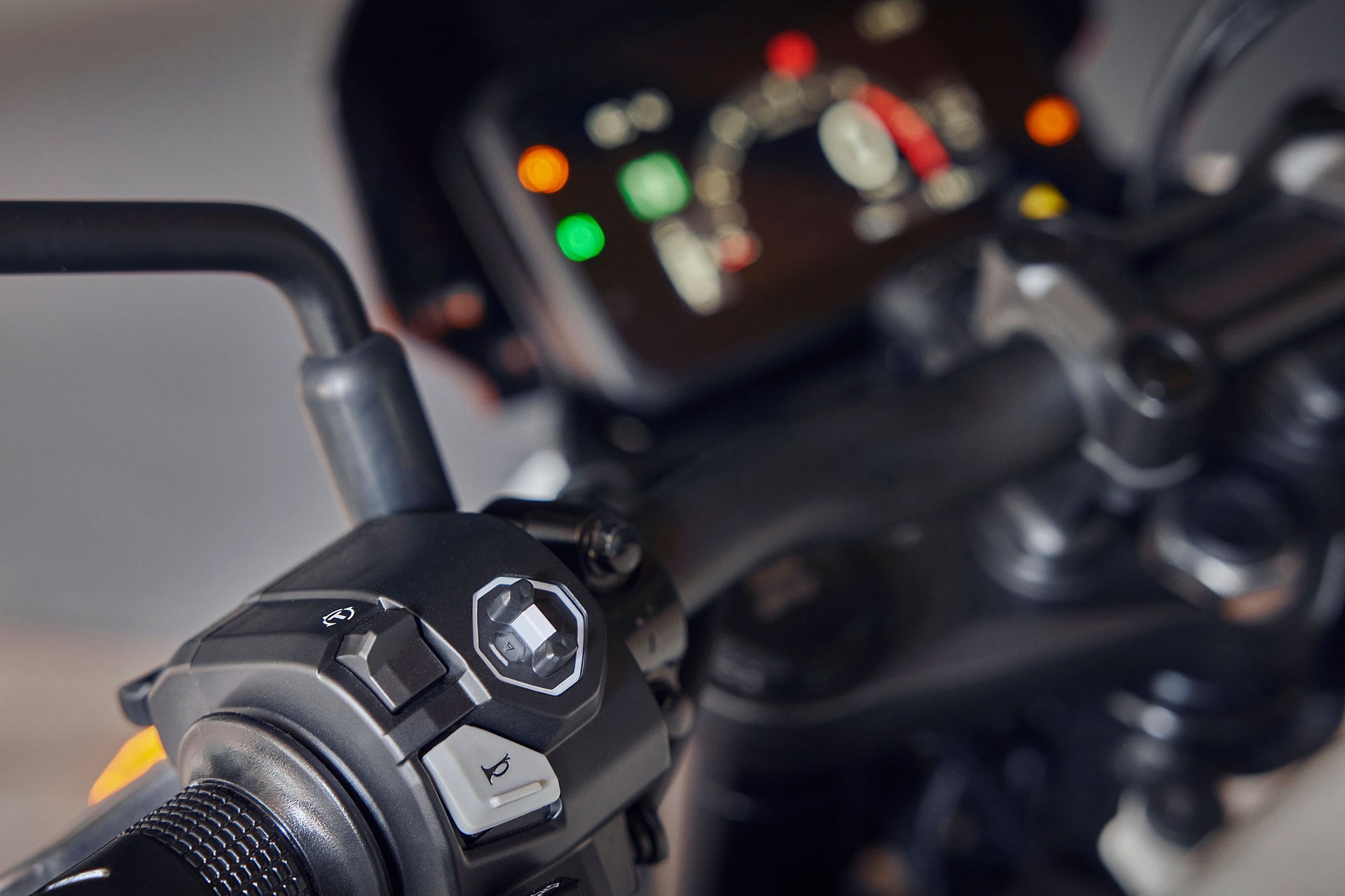 HONDA CB 500 E-CLUTCH-showroom-element-2