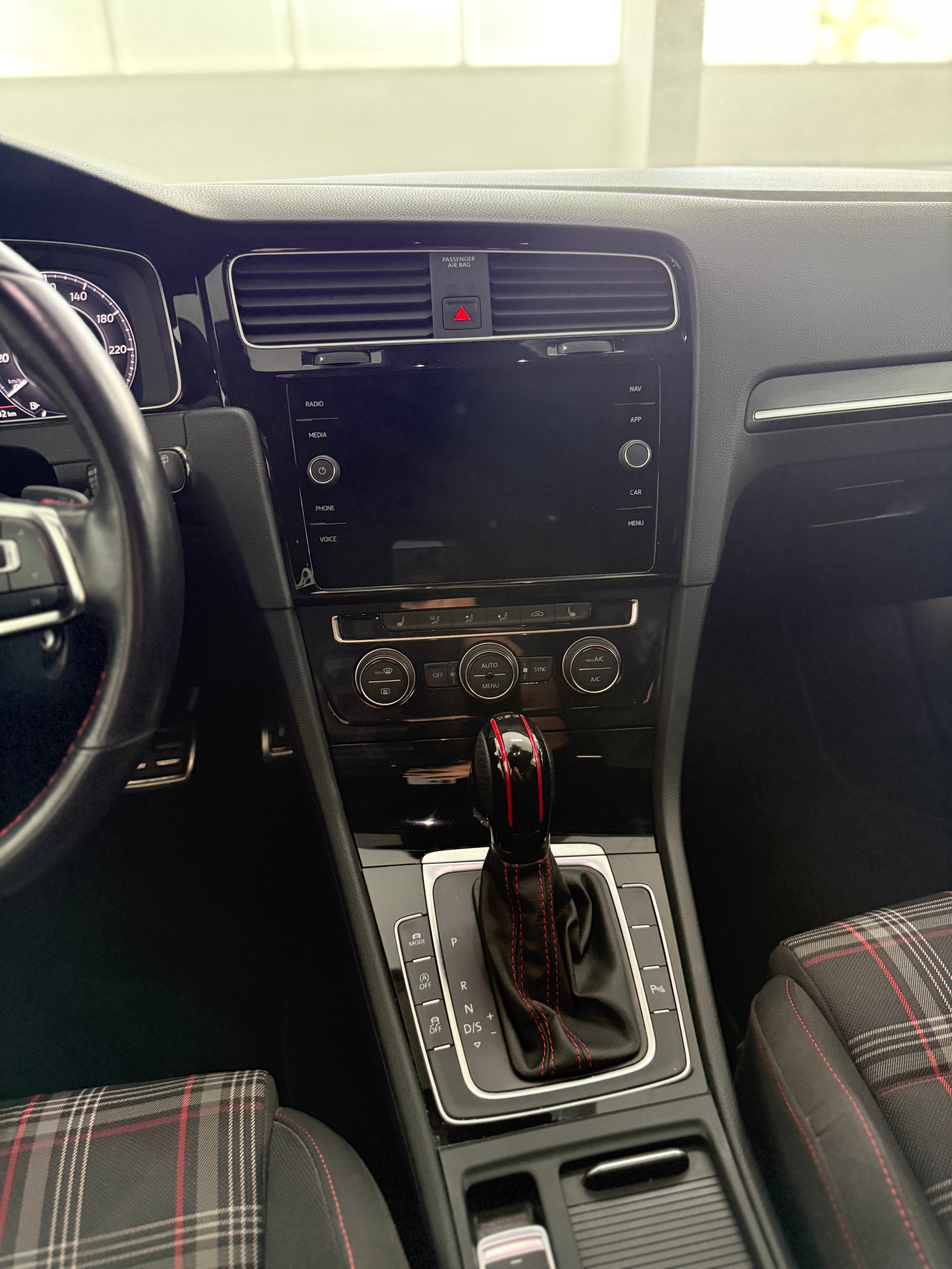 VW Golf 2.0 TSI GTI Performance DSG-image-10