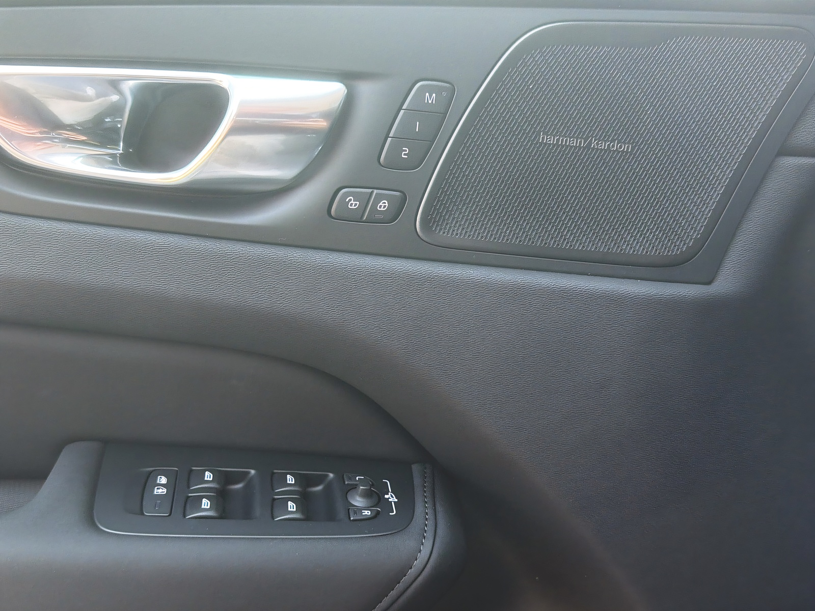 VOLVO XC60 2.0 T8 TE Ultra Dark eAWD-image-17
