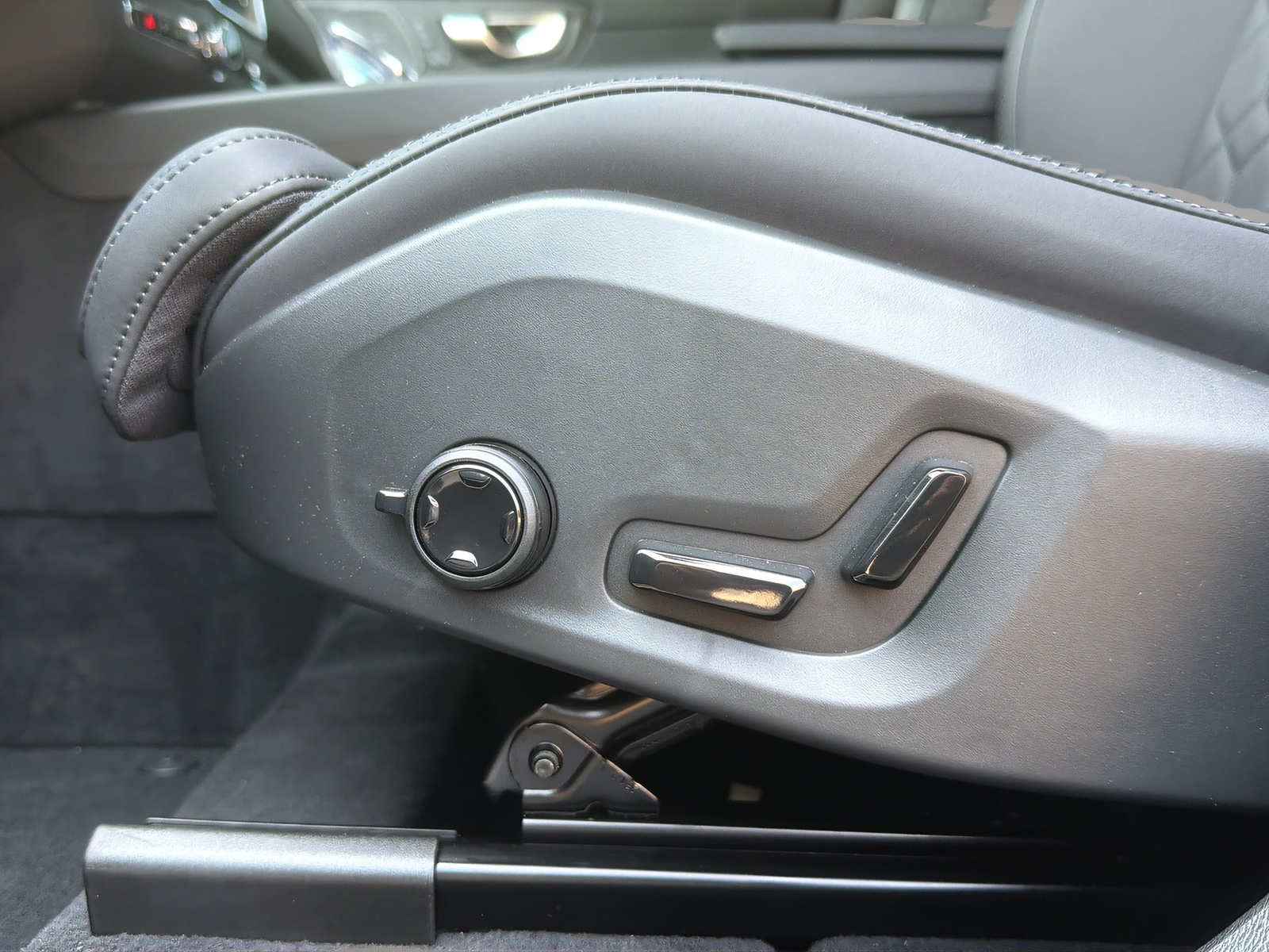 VOLVO XC60 2.0 T8 TE Ultra Dark eAWD-image-18