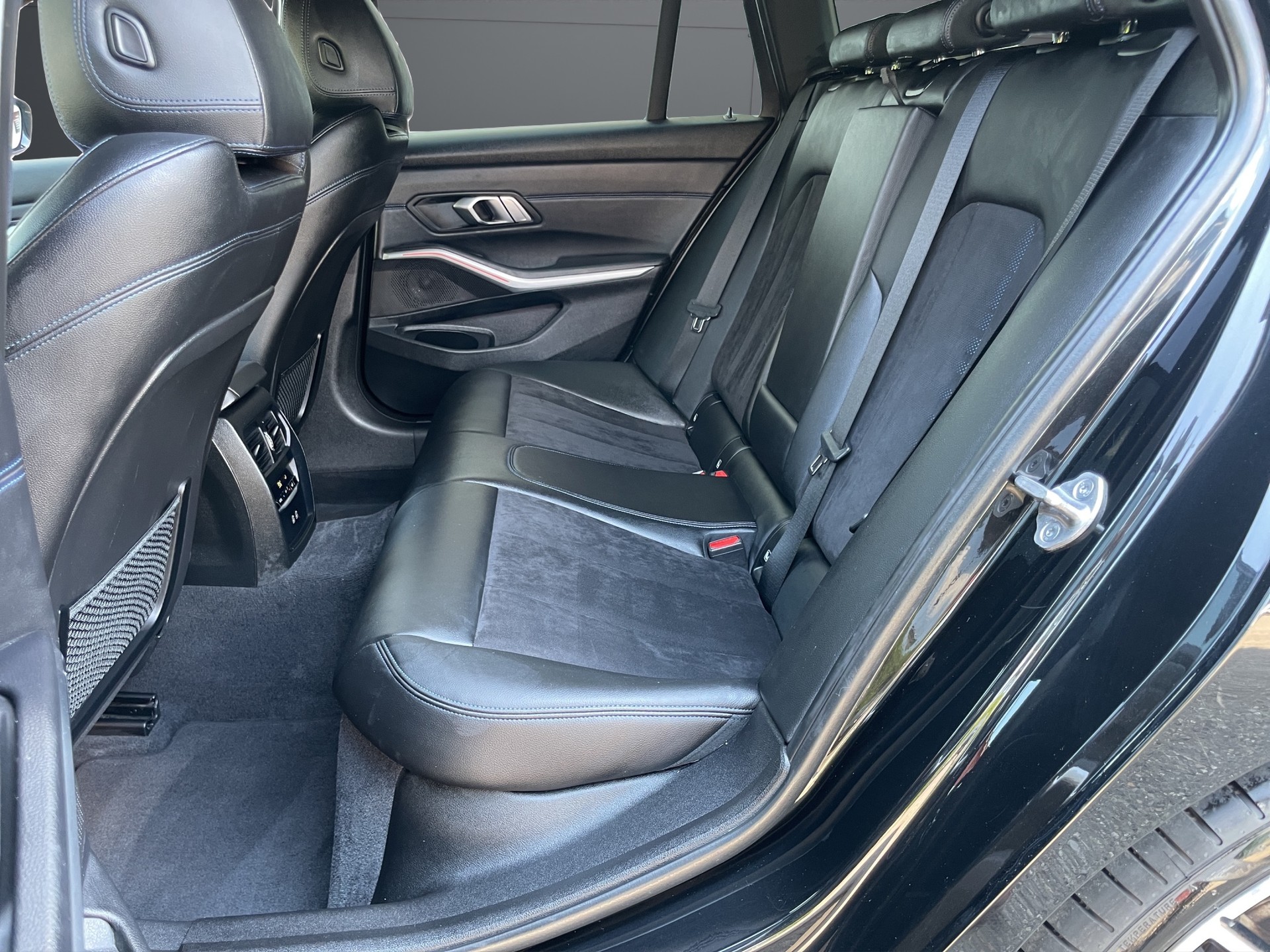 BMW 320d xDrive 48V Touring M Sport Steptronic-image-9