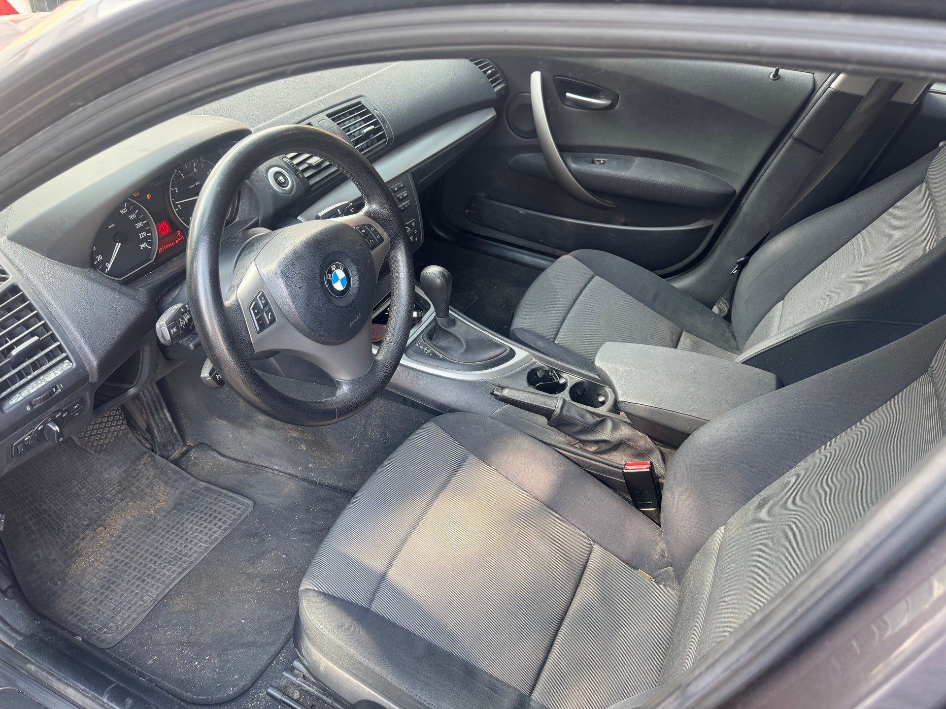 BMW 120i-image-6