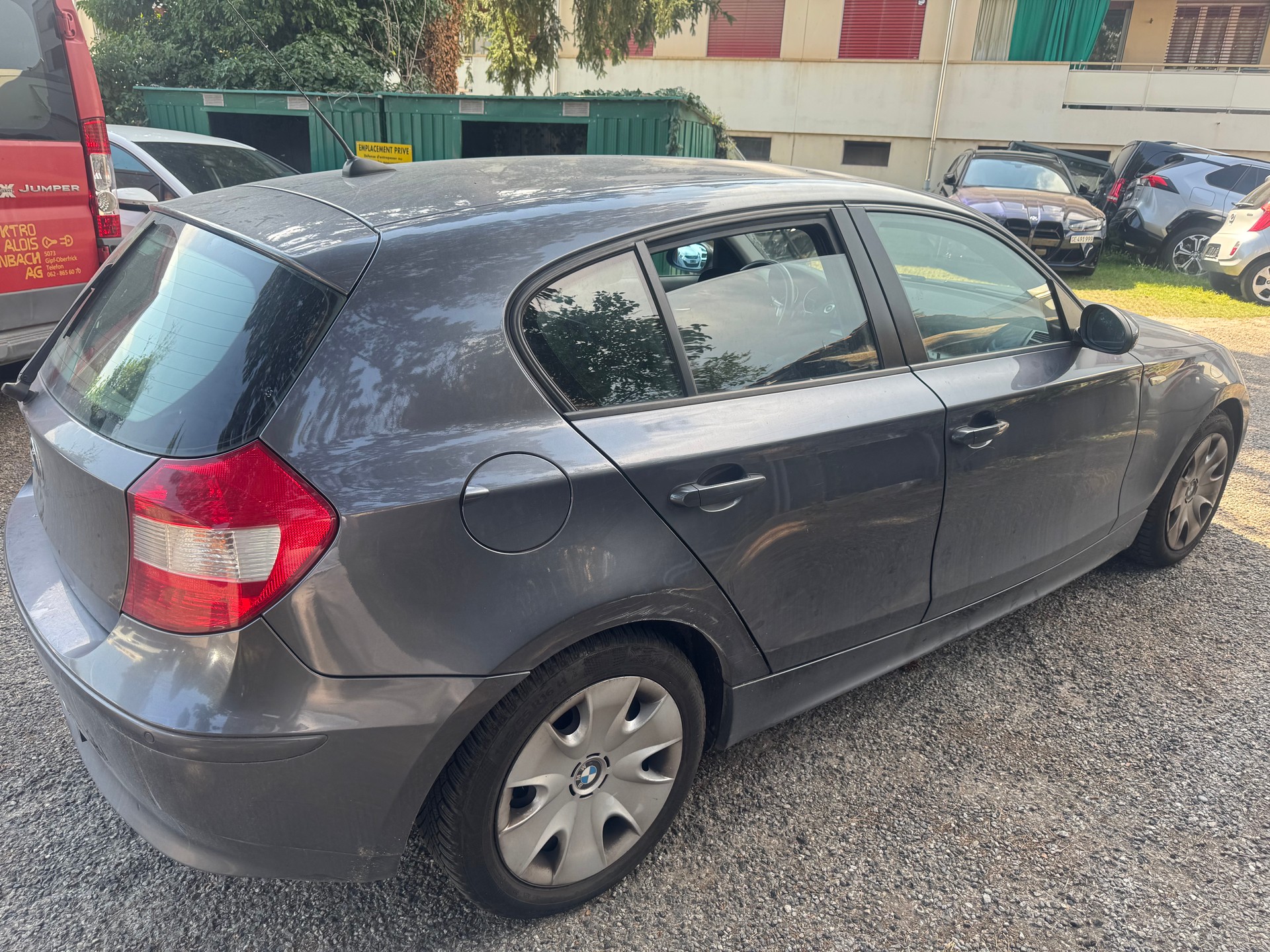 BMW 120i-image-2