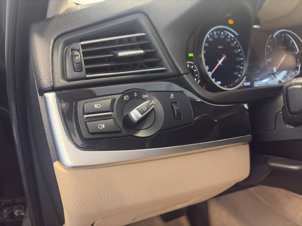 BMW 528i xDrive Touring-image-8