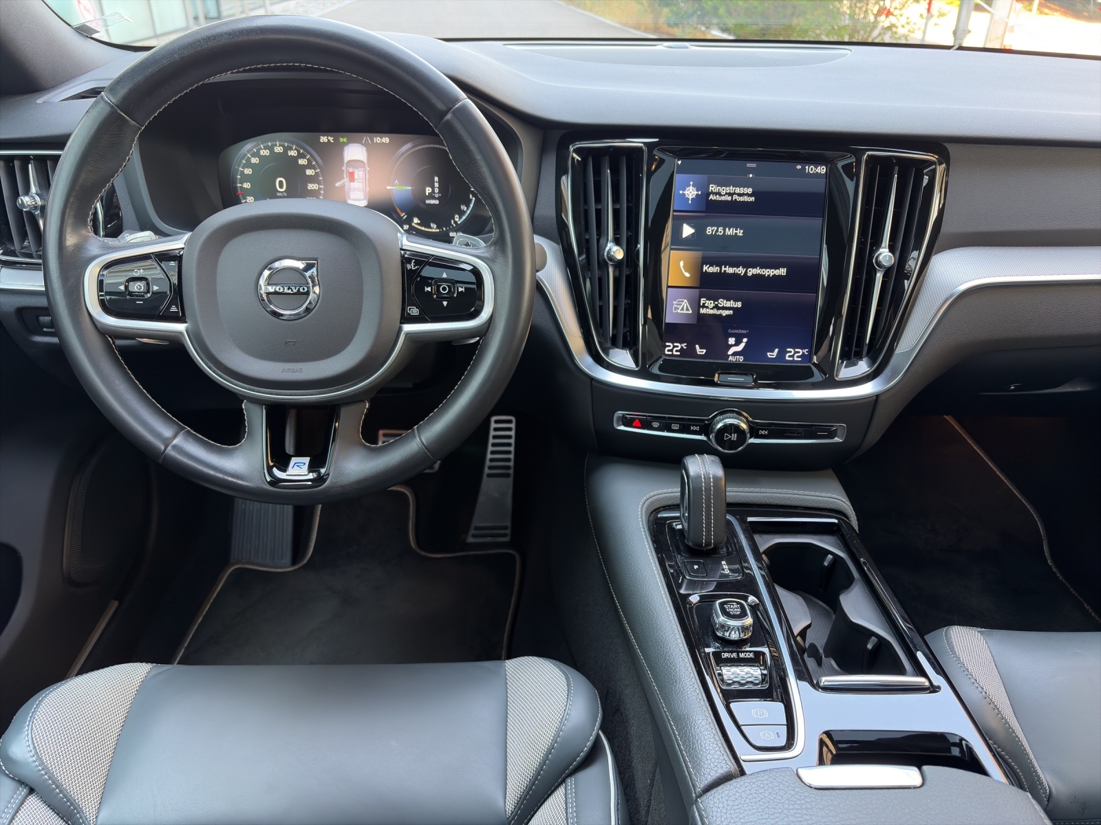 VOLVO S60 2.0 T8 TE R-Design eAWD-image-11