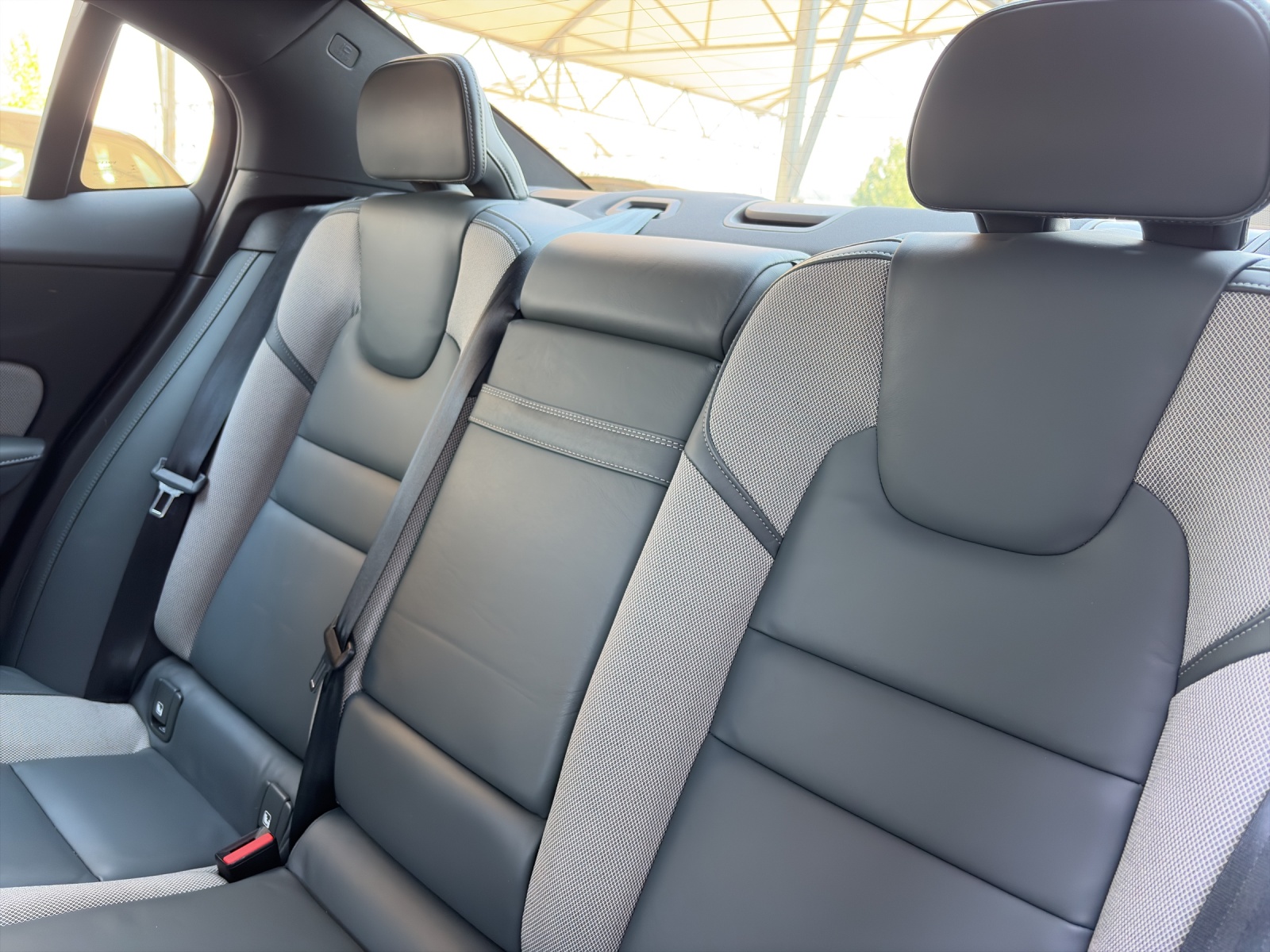 VOLVO S60 2.0 T8 TE R-Design eAWD-image-15