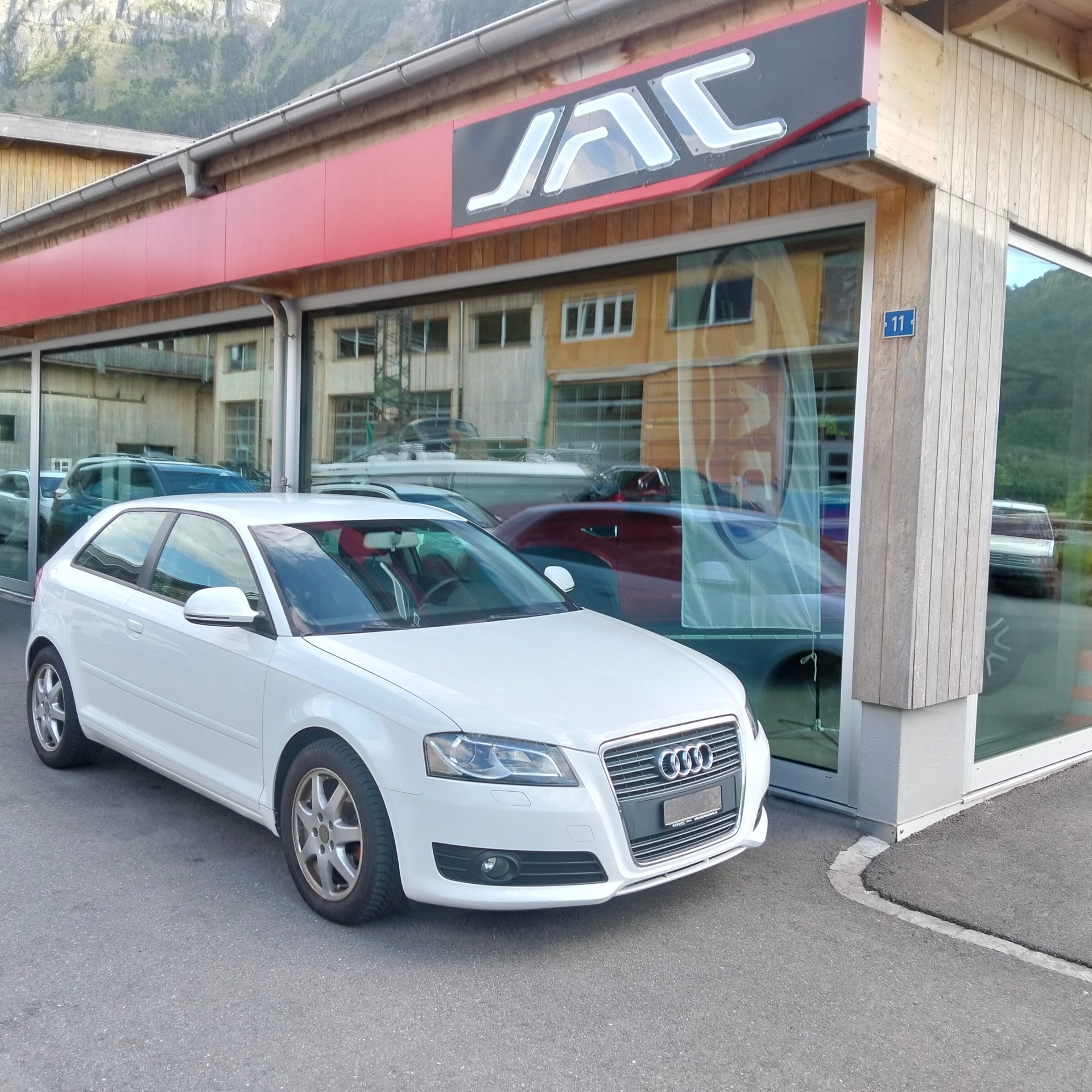 AUDI A3 1.8 TFSI Attraction-image-2