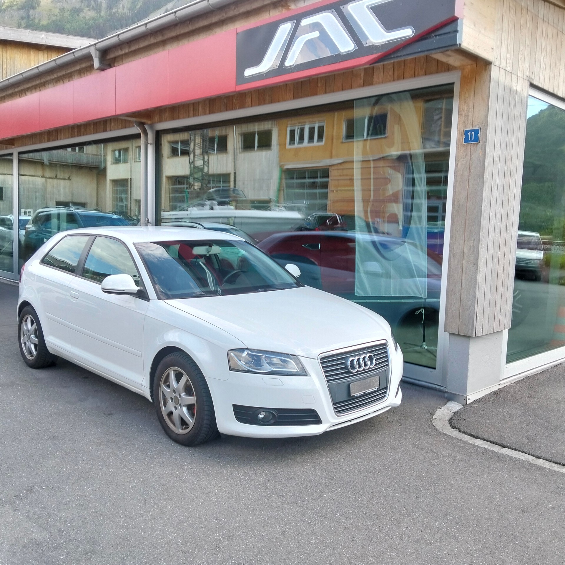 AUDI A3 1.8 TFSI Attraction-image-5