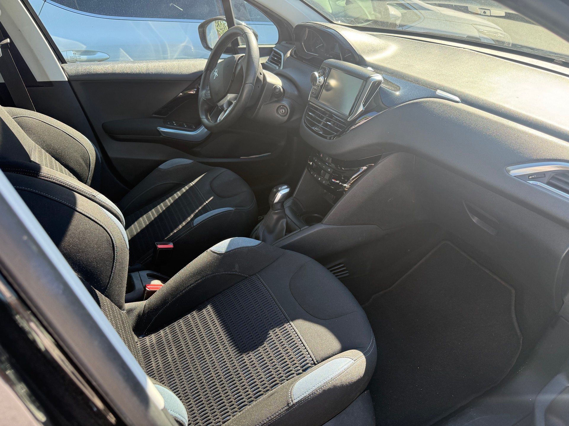 PEUGEOT 208 1.6 VTI Allure-image-8