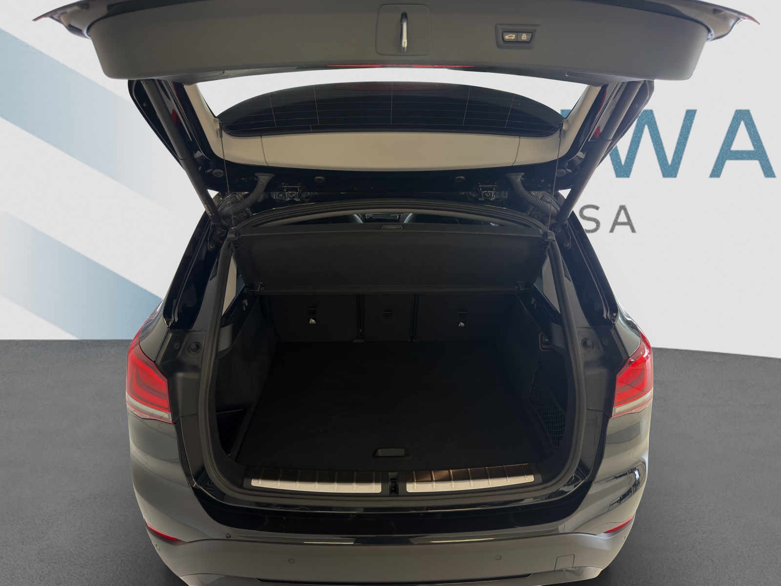 BMW X1 18i sDrive-image-6