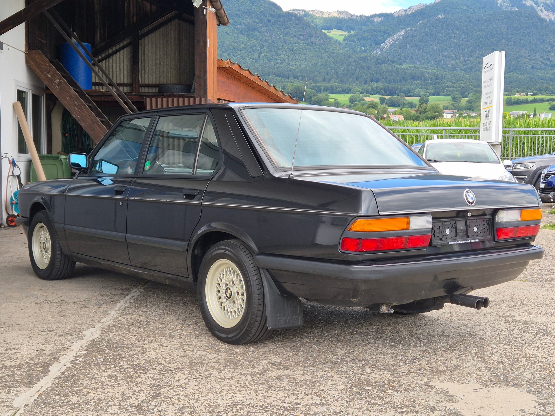 BMW 520i Edition-image-6