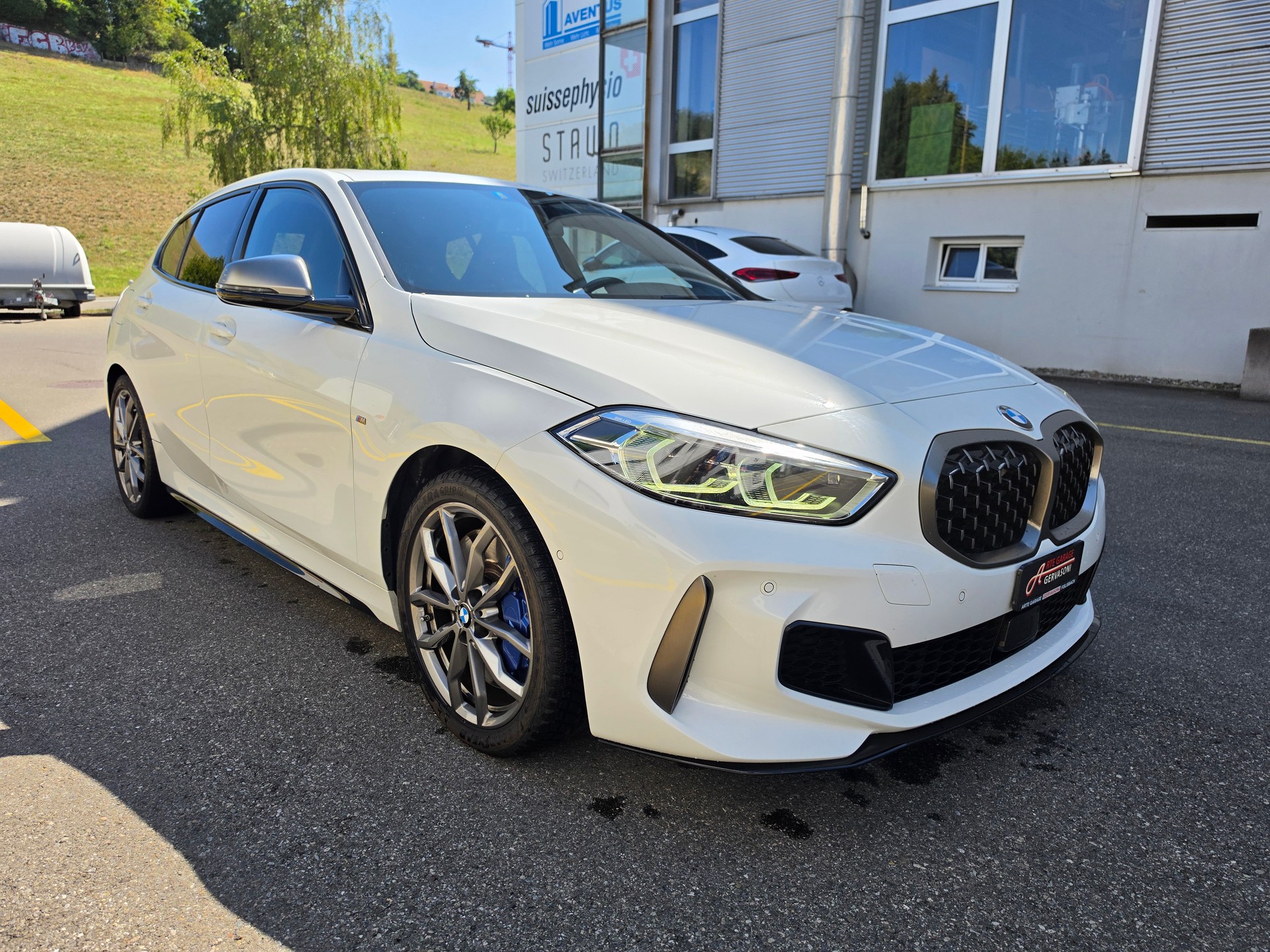 BMW M135i xDrive Steptronic-showroom-element-2