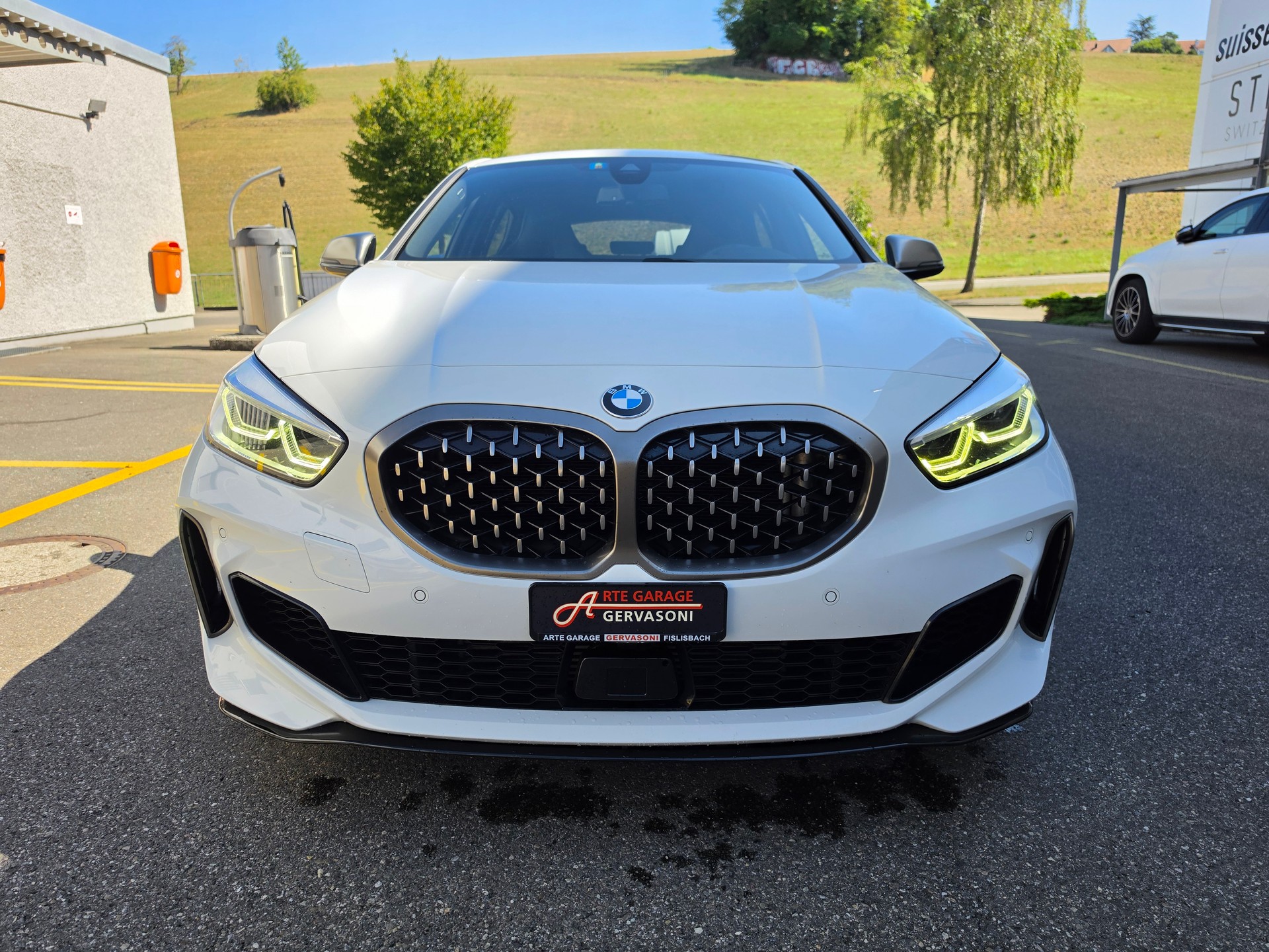 BMW M135i xDrive Steptronic-showroom-element-1