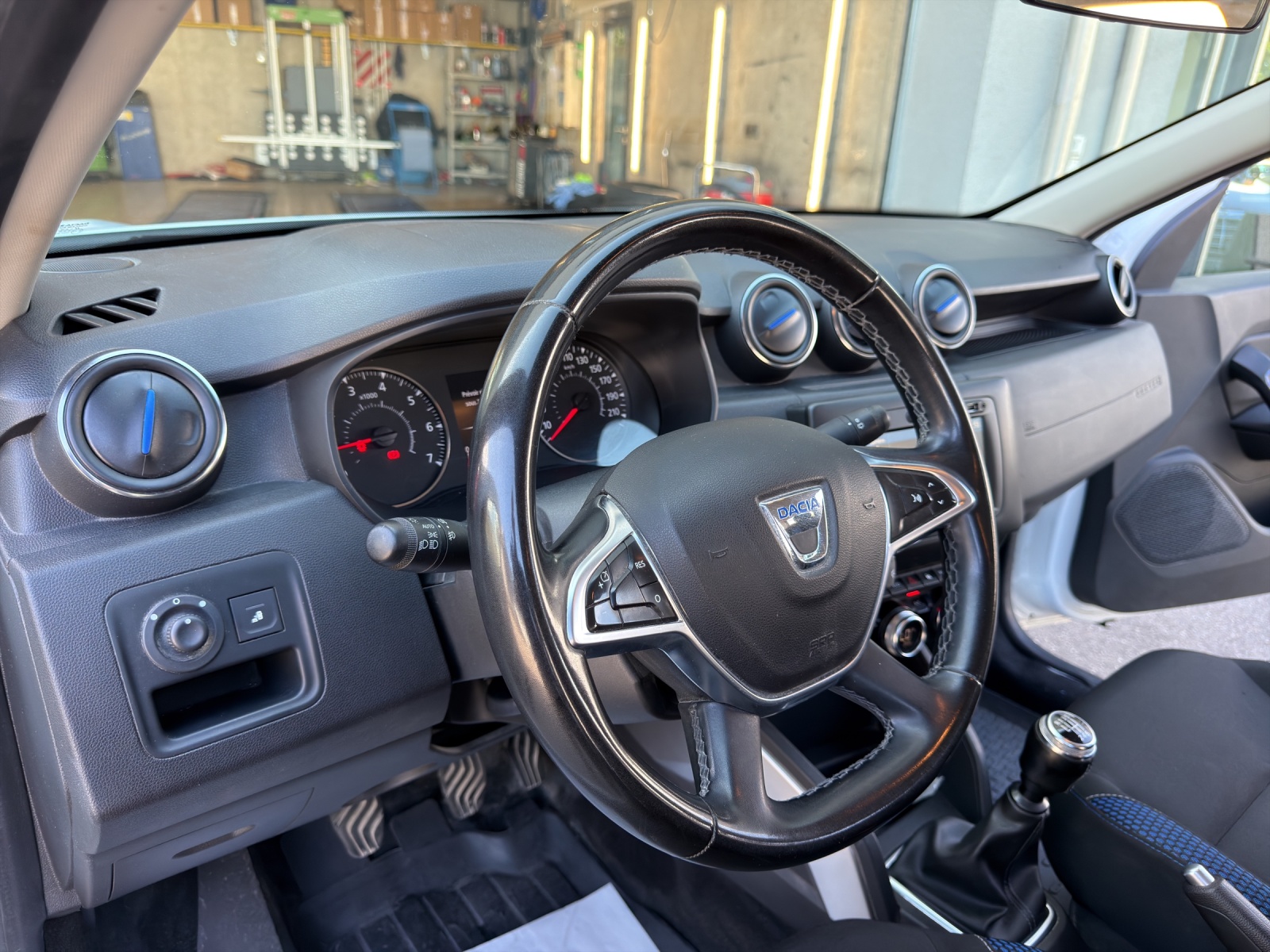 DACIA Duster TCe 130 Celebration 4x4-image-22