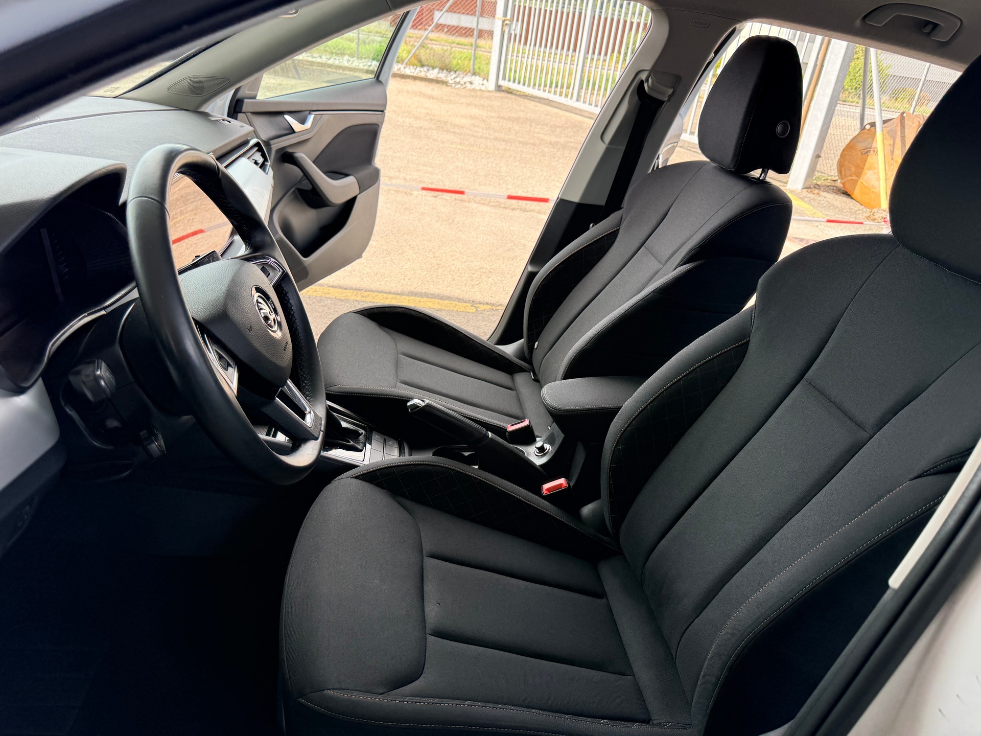 SKODA Kamiq 1.0 TSI Ambition DSG-image-12
