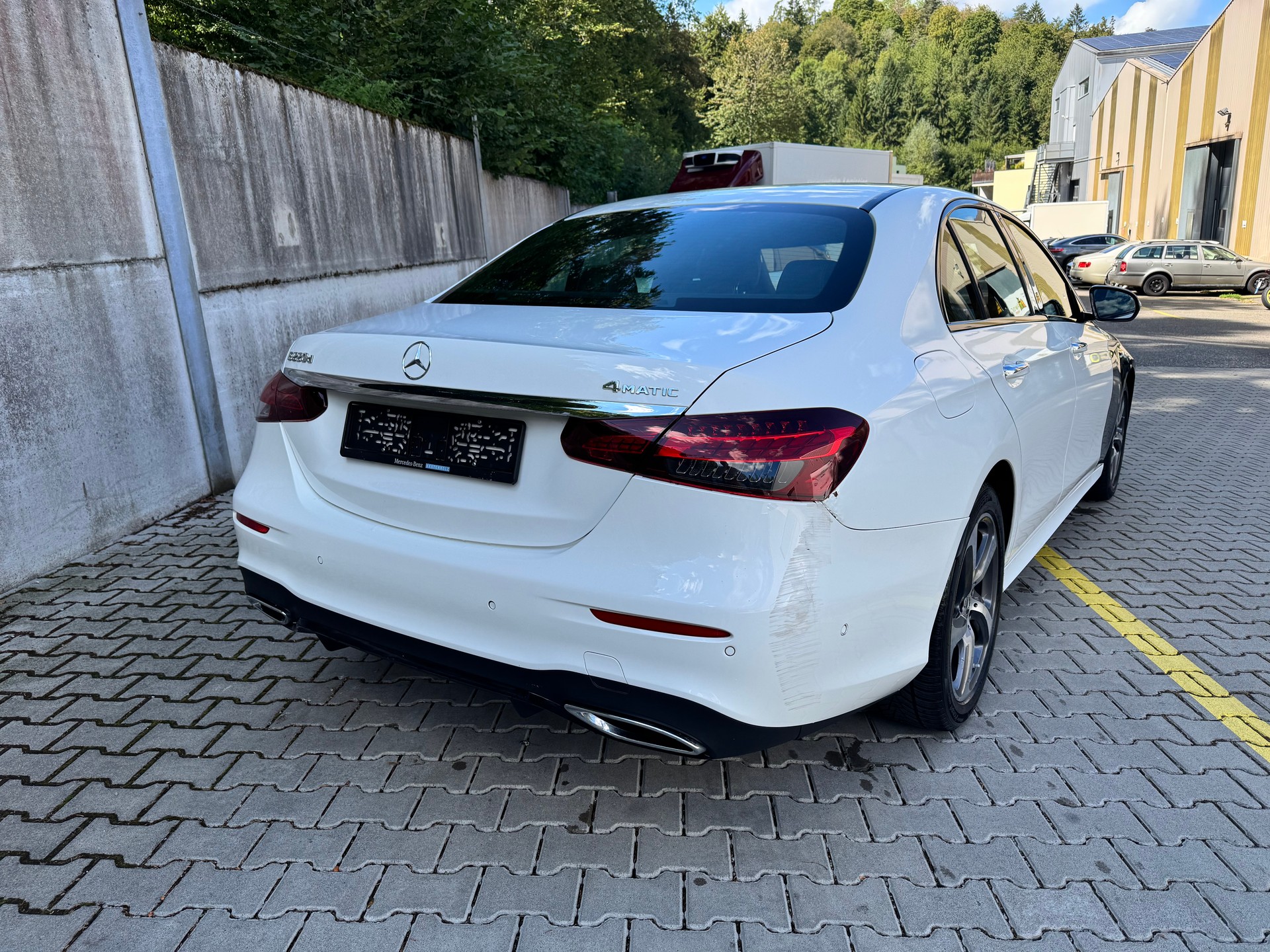 MERCEDES-BENZ E 220 d 4Matic AMG Line 9G-Tronic-image-4