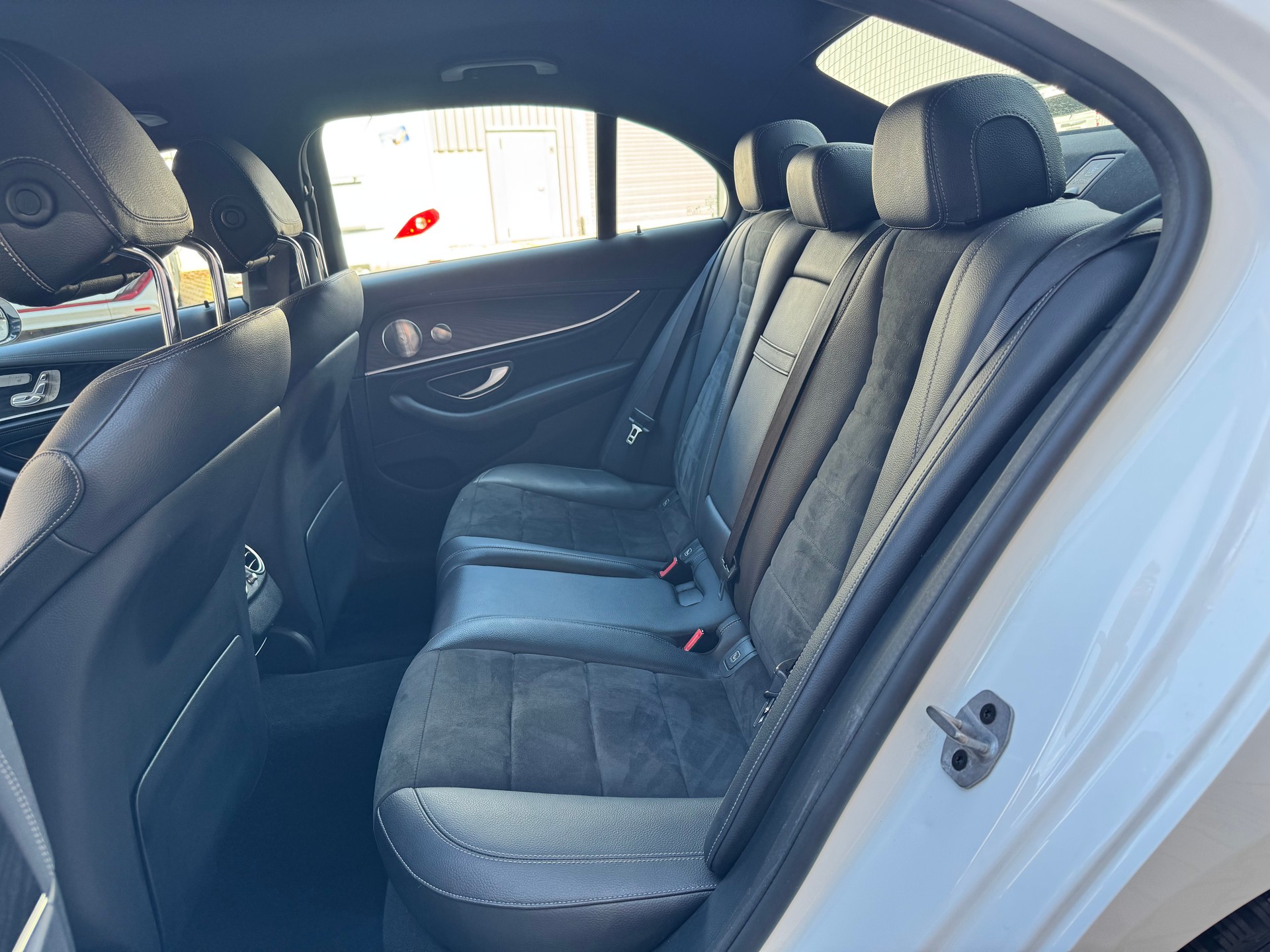 MERCEDES-BENZ E 220 d 4Matic AMG Line 9G-Tronic-image-11