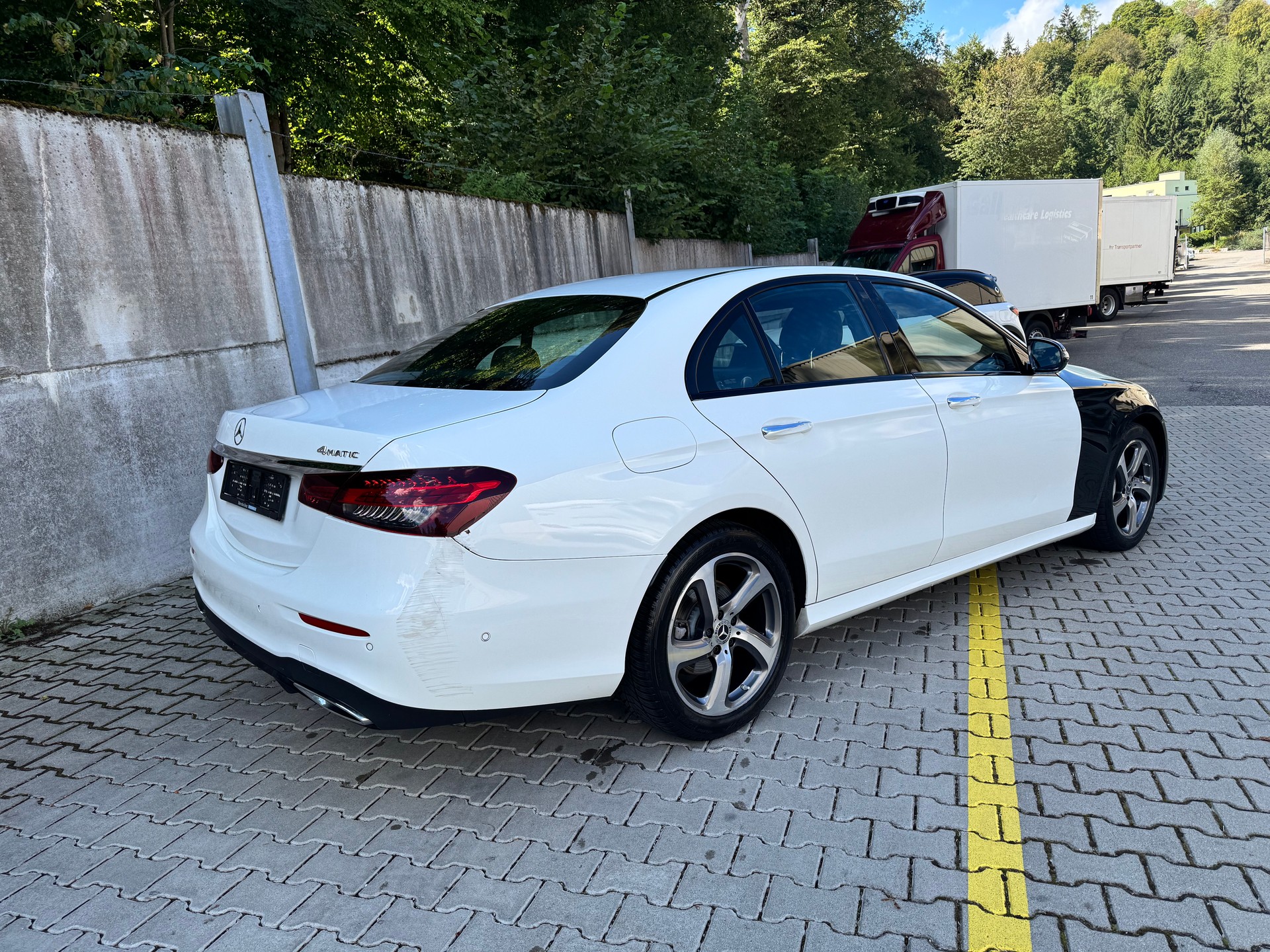 MERCEDES-BENZ E 220 d 4Matic AMG Line 9G-Tronic-image-5
