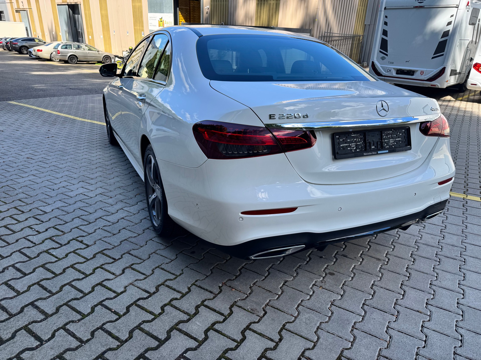 MERCEDES-BENZ E 220 d 4Matic AMG Line 9G-Tronic-image-3