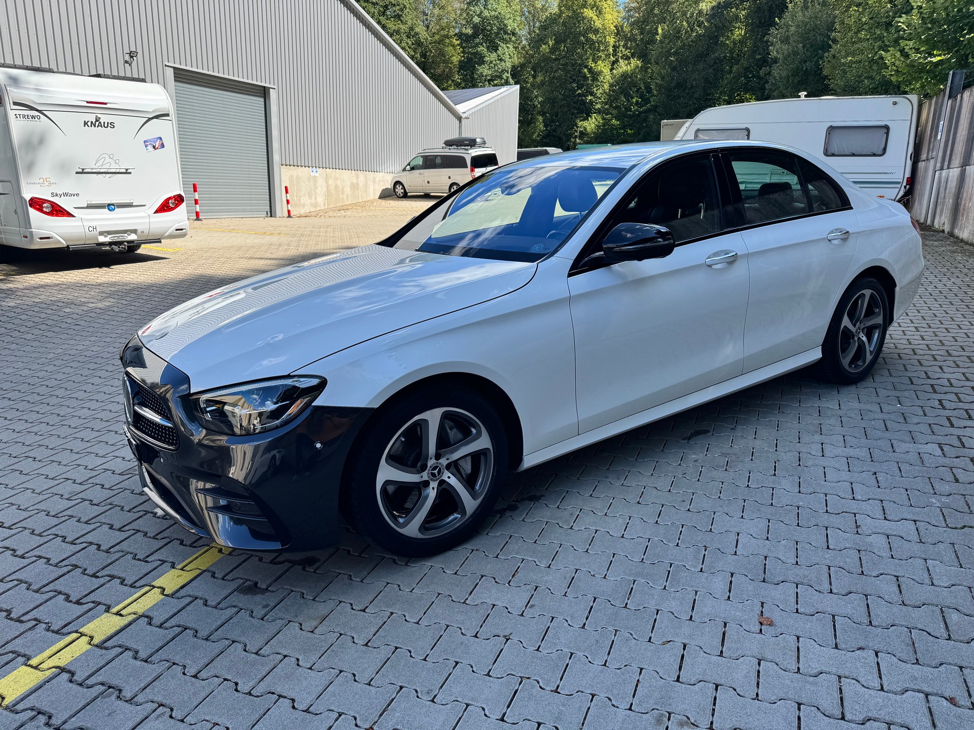 MERCEDES-BENZ E 220 d 4Matic AMG Line 9G-Tronic-image-2