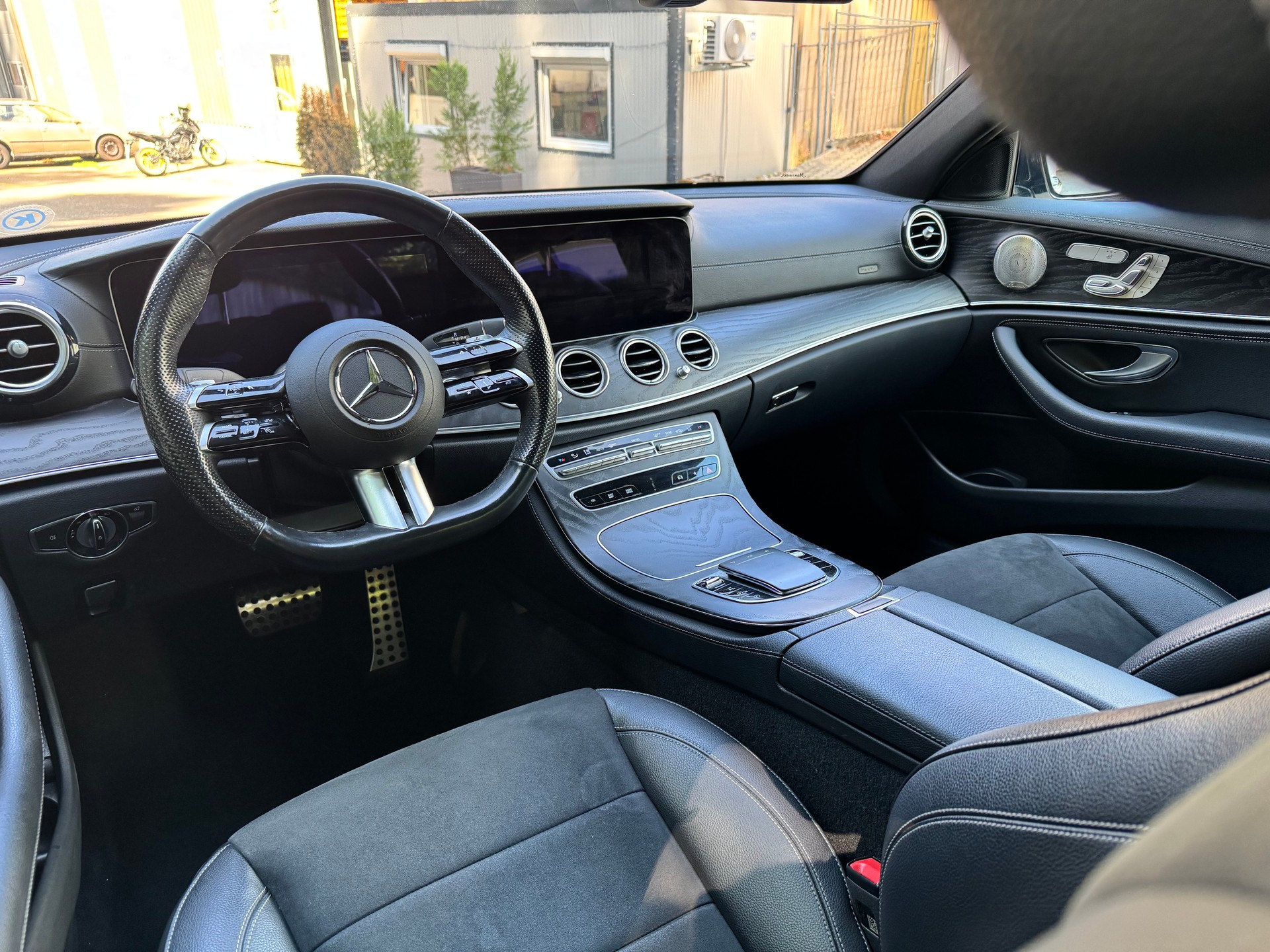 MERCEDES-BENZ E 220 d 4Matic AMG Line 9G-Tronic-image-12