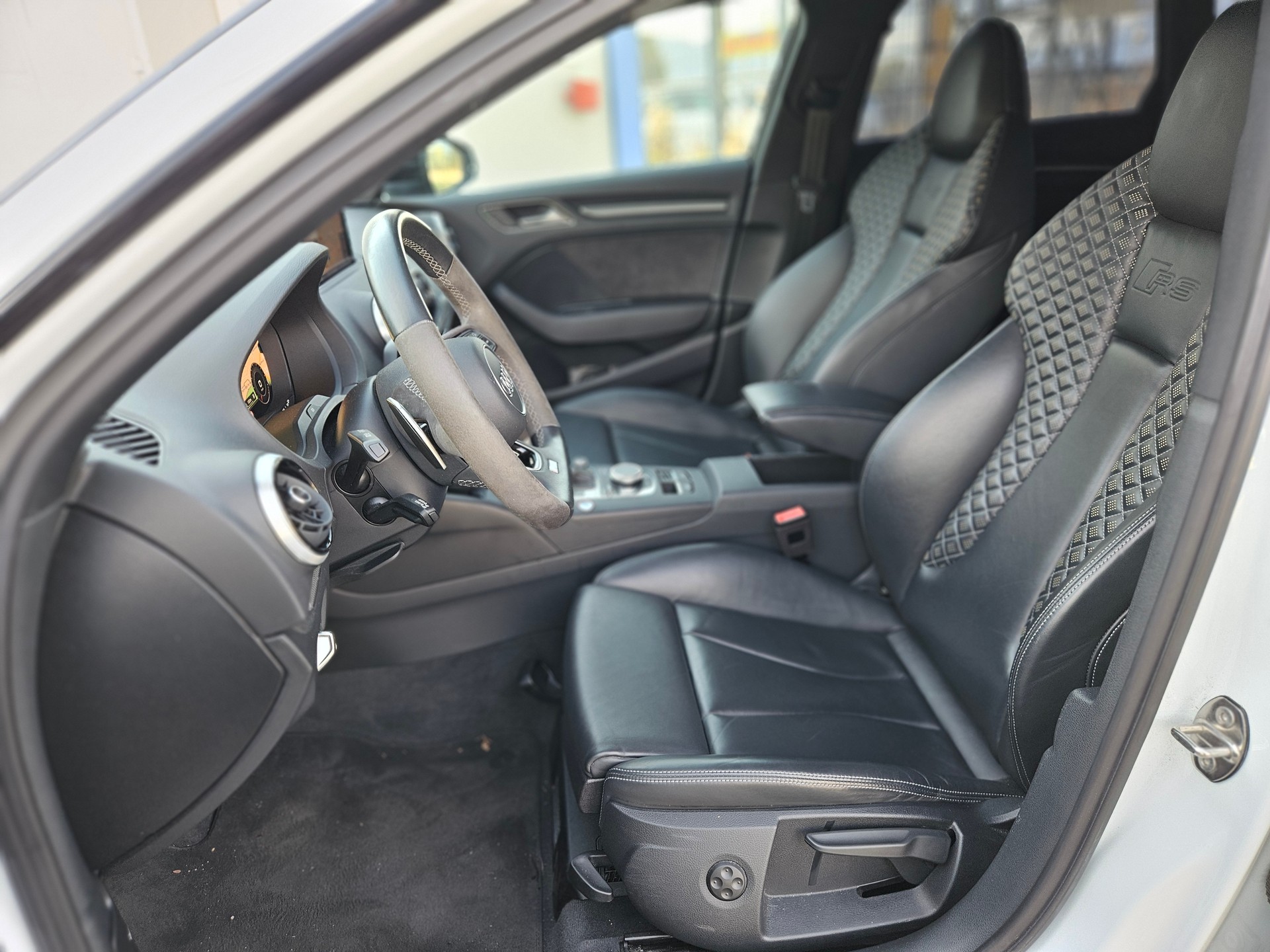 AUDI RS3 Sportback 2.5 TSI quattro S-tronic-image-12