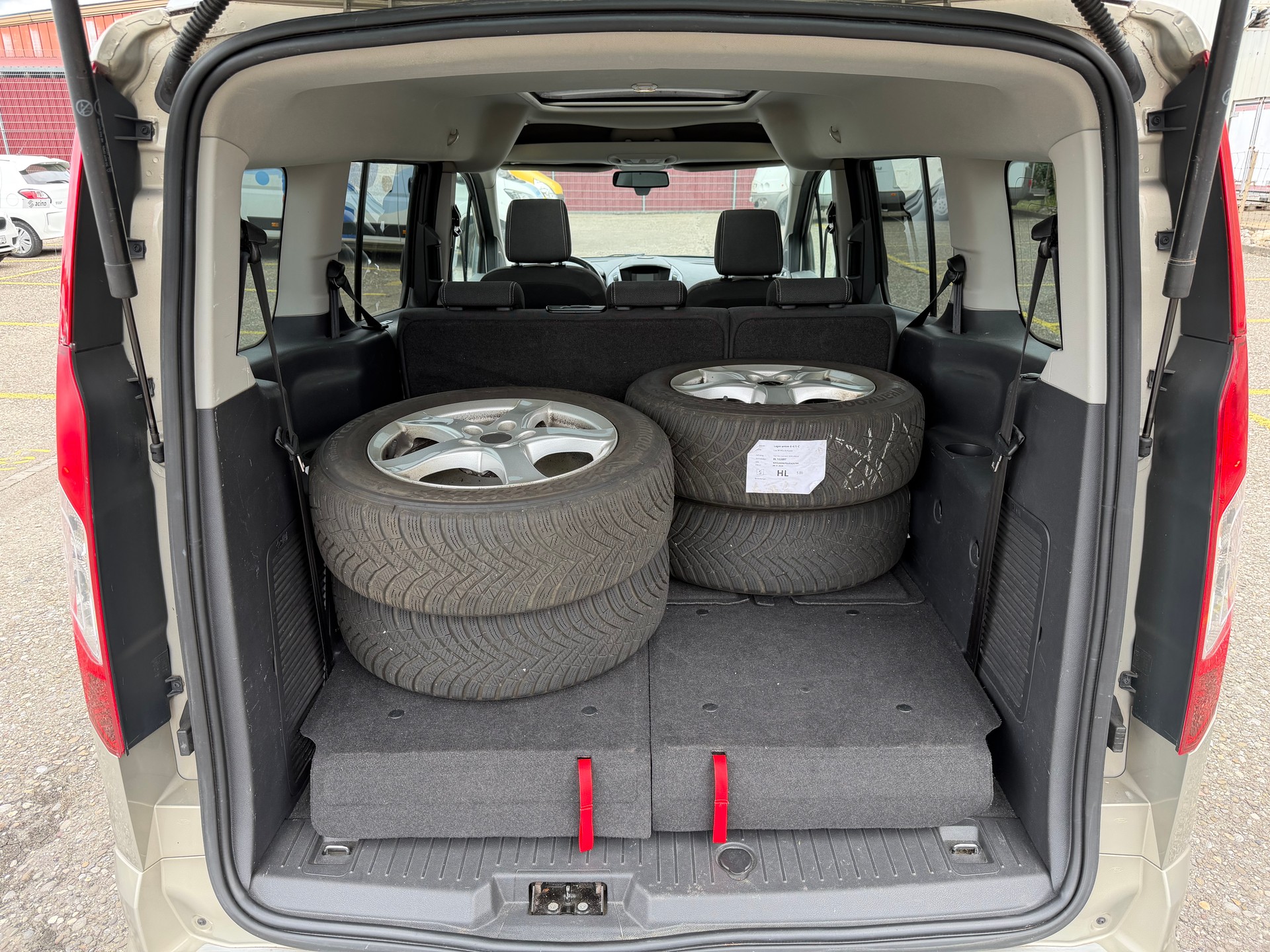 FORD Grand Tourneo Connect 1.6 SCTi Titanium Automatic-image-8