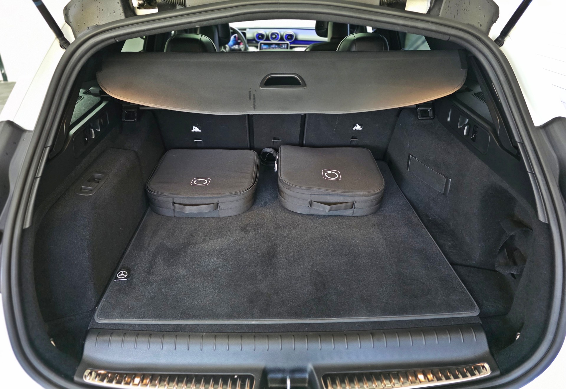 MERCEDES-BENZ C 300 e T AMG Line-image-20