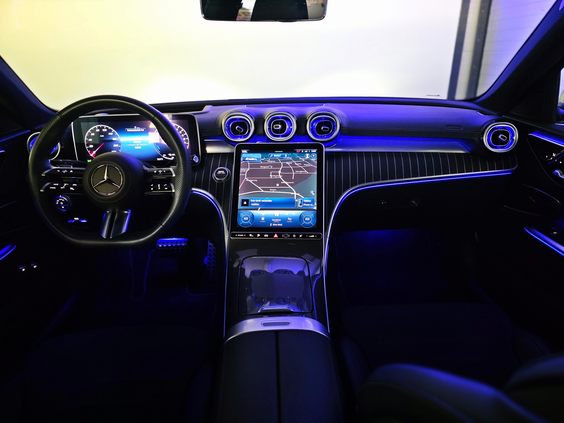 MERCEDES-BENZ C 300 e T AMG Line-image-24
