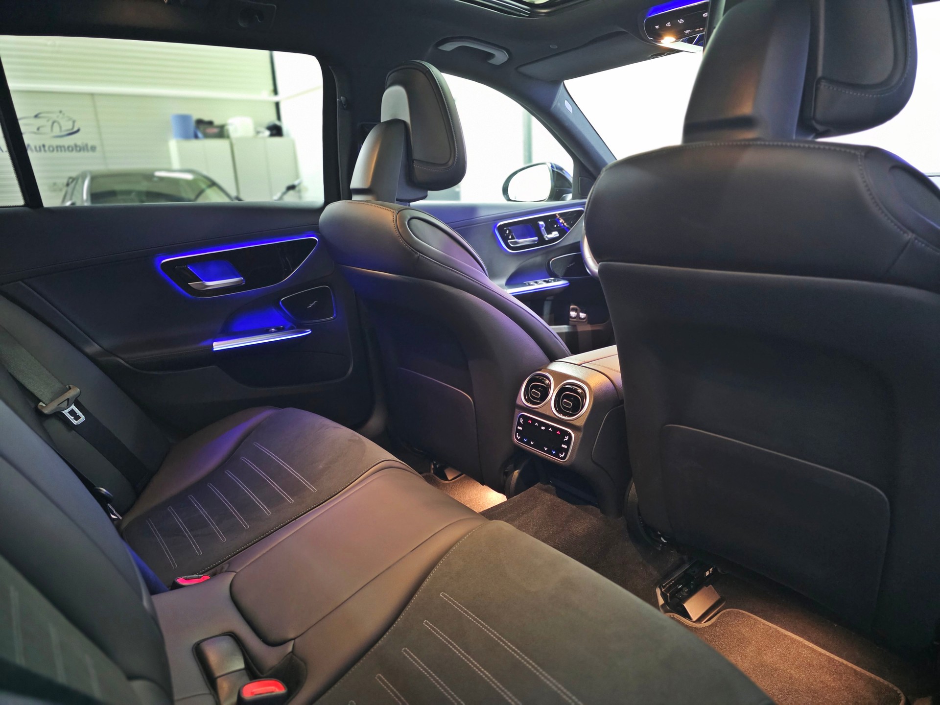 MERCEDES-BENZ C 300 e T AMG Line-image-15