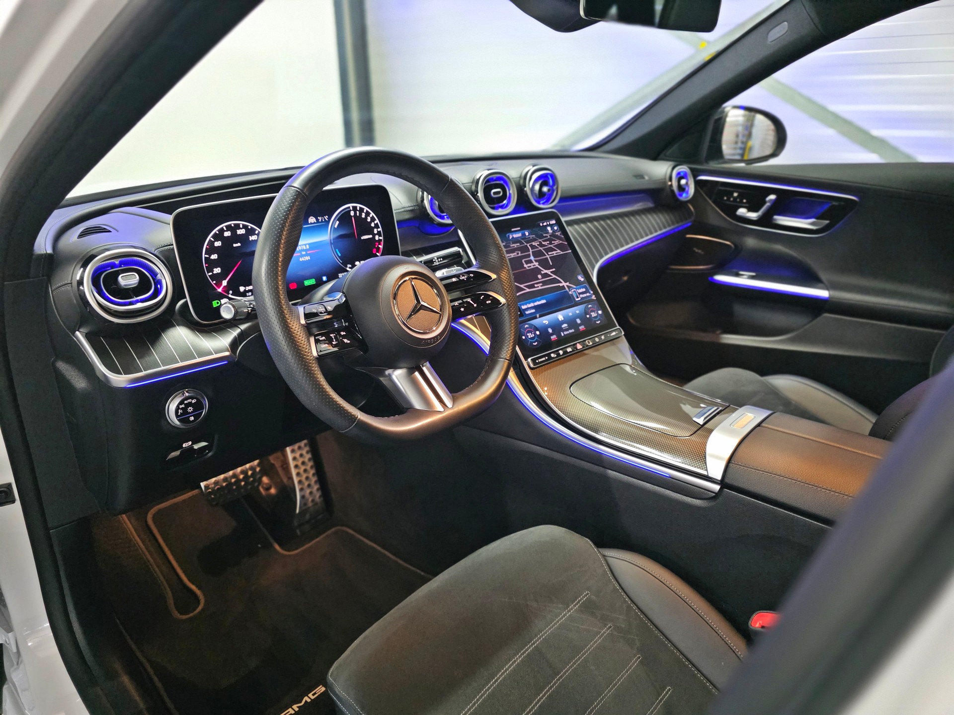 MERCEDES-BENZ C 300 e T AMG Line-image-10