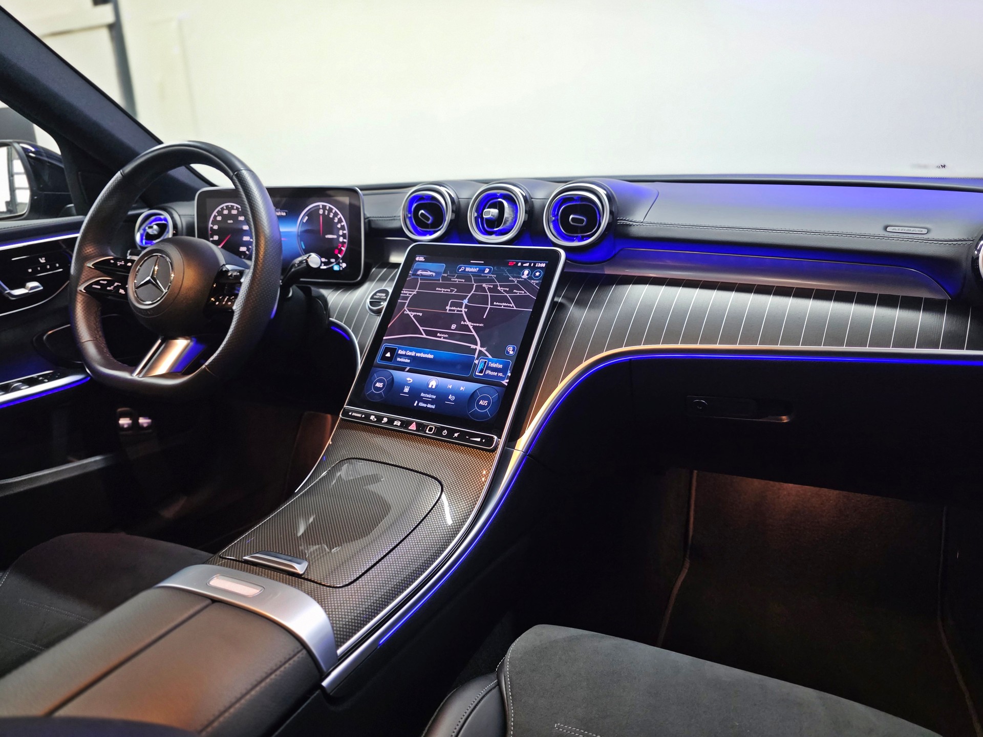 MERCEDES-BENZ C 300 e T AMG Line-image-16