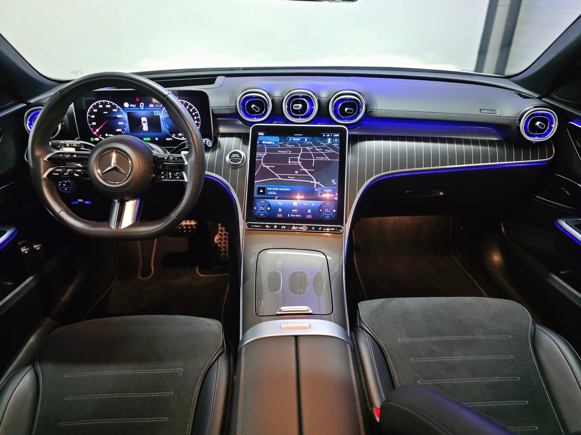 MERCEDES-BENZ C 300 e T AMG Line-image-13