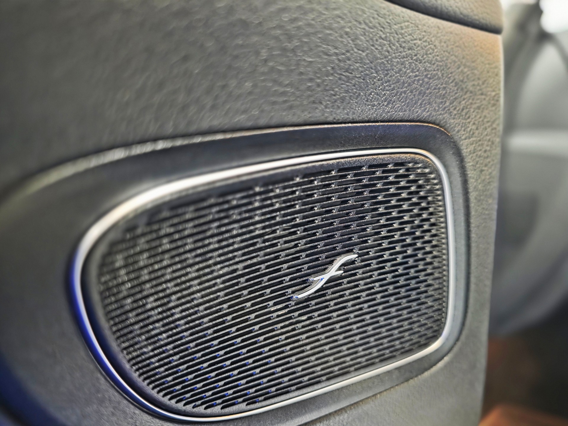 MERCEDES-BENZ C 300 e T AMG Line-image-18
