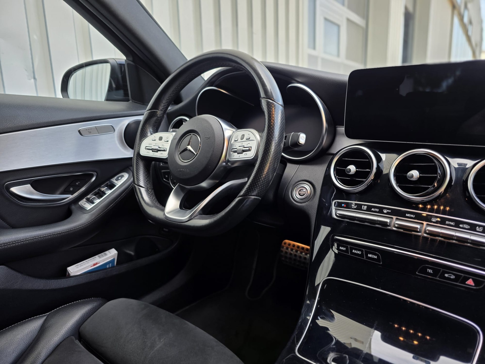 MERCEDES-BENZ C 200 4Matic AMG Line 9G-Tronic-image-3