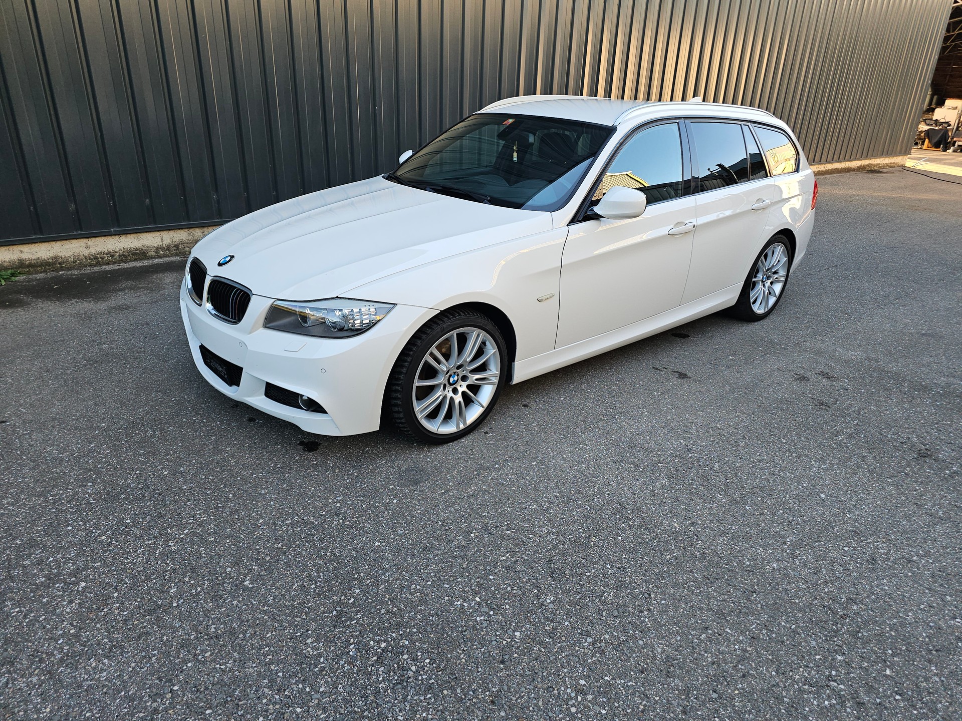 BMW 320d xDrive Touring Dynamic Edition Steptronic-image-0
