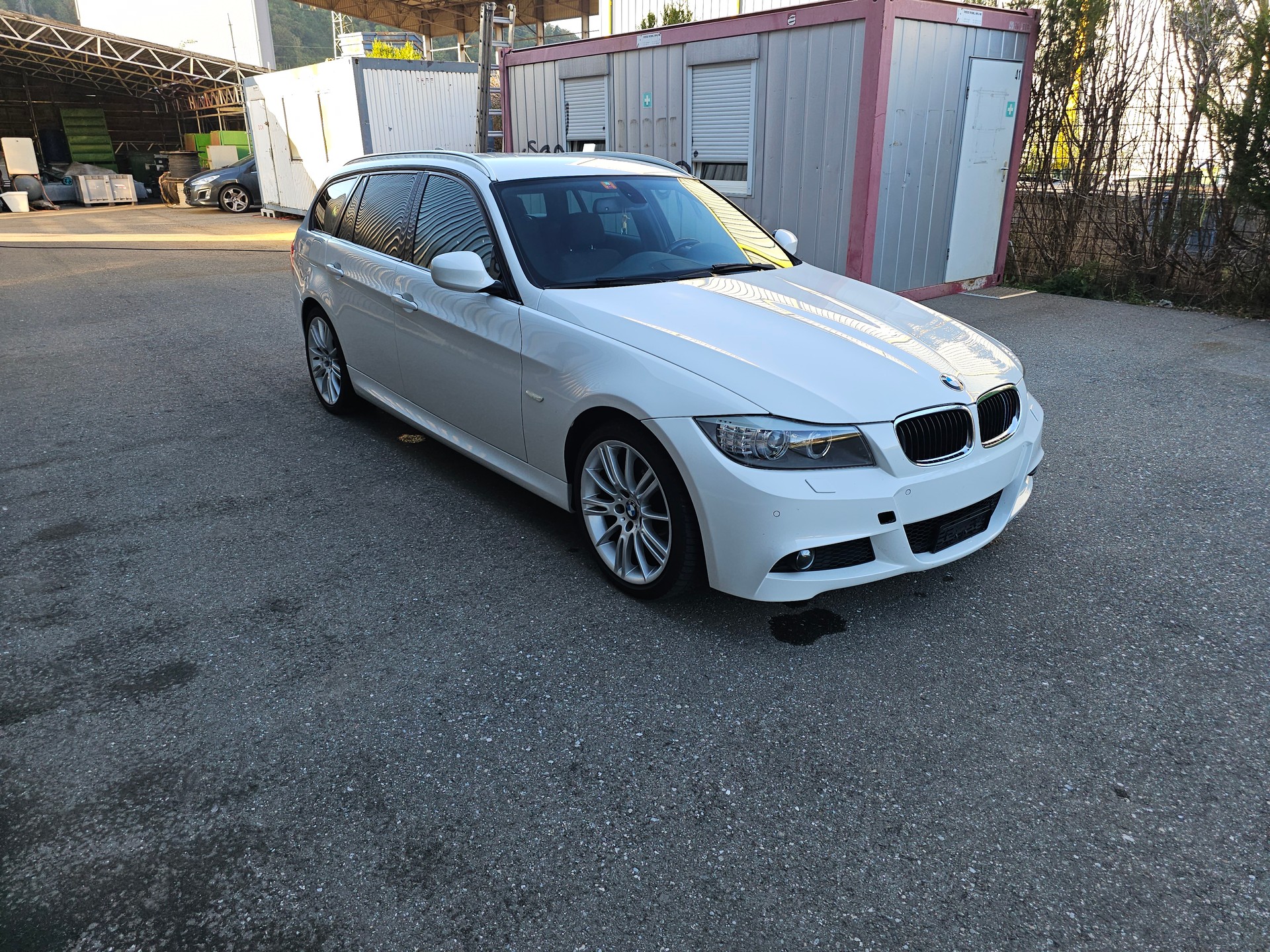 BMW 320d xDrive Touring Dynamic Edition Steptronic-image-2
