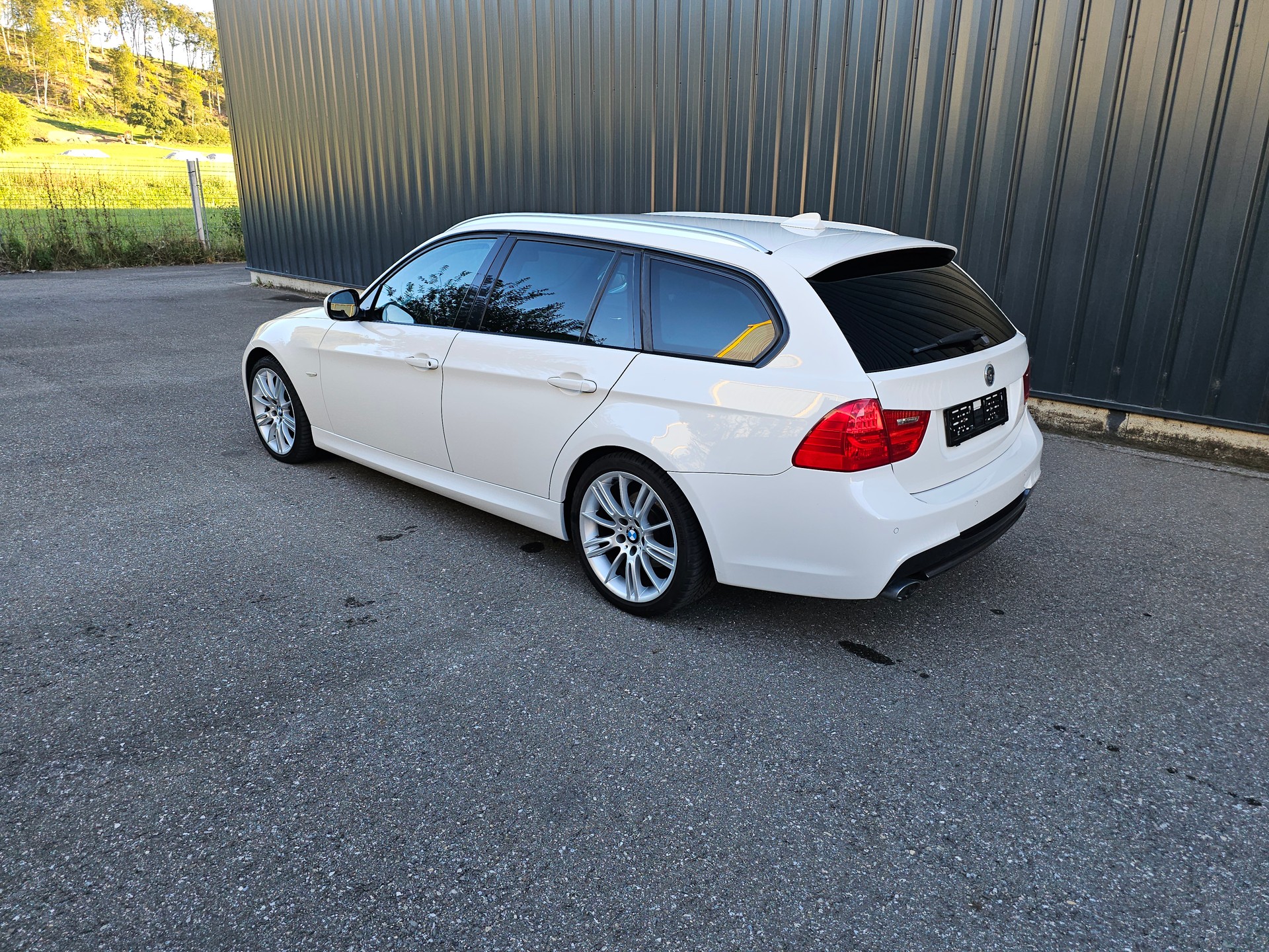 BMW 320d xDrive Touring Dynamic Edition Steptronic-image-3